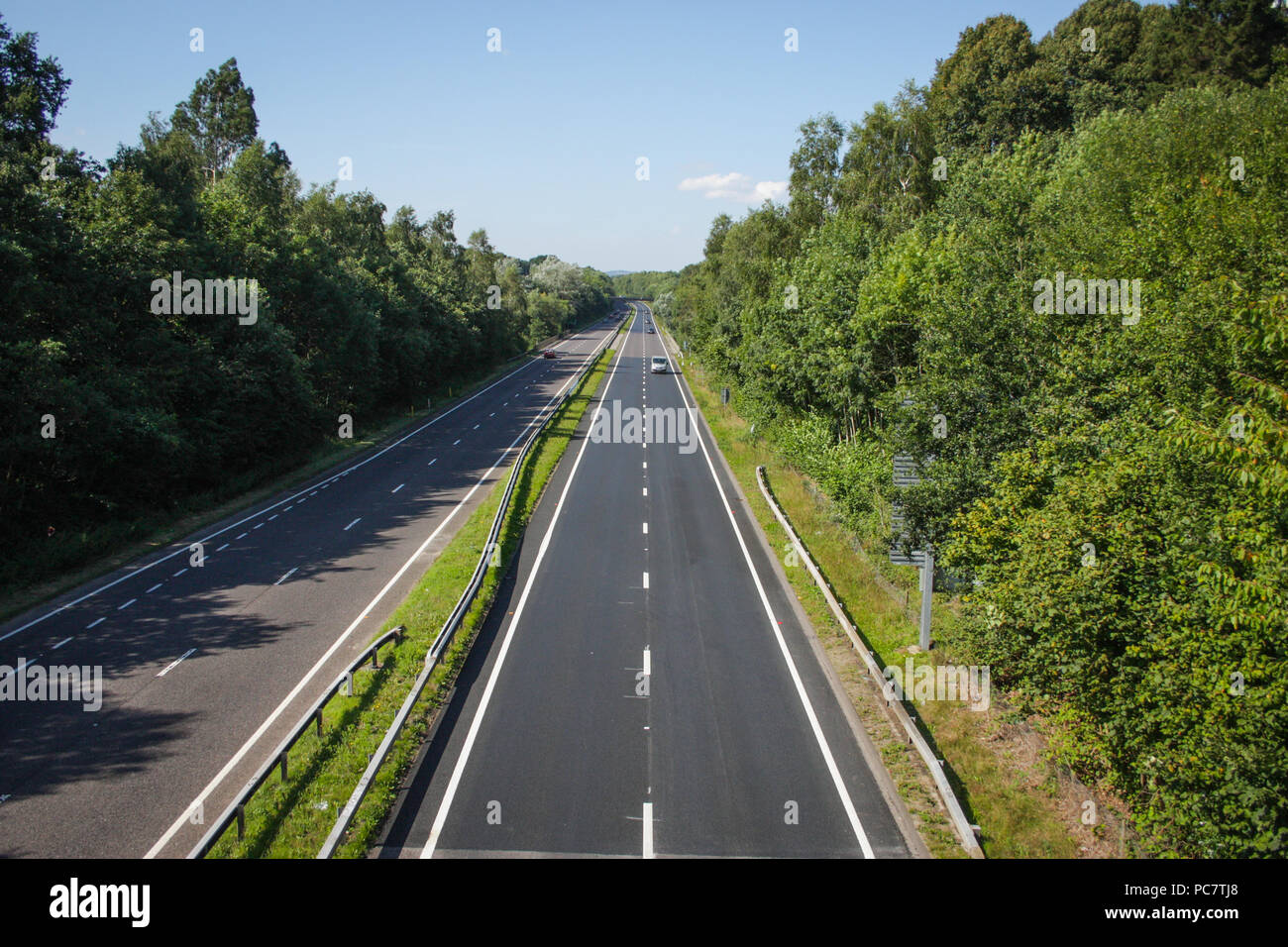 Peu de circulation sur l'A3 à deux voies dans le Hampshire, Angleterre Banque D'Images