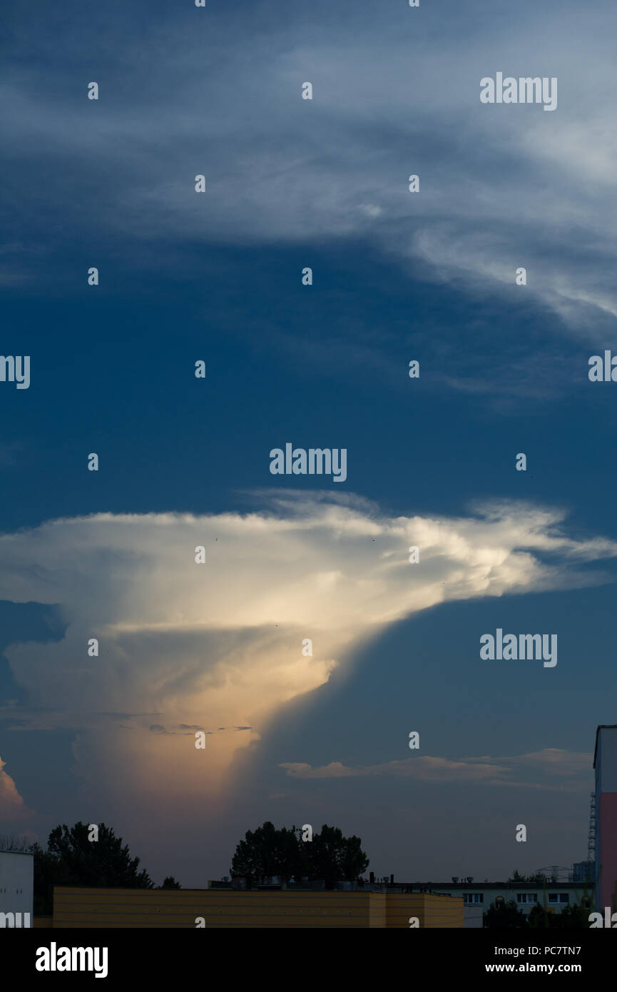 Cumulonimbus à Gdansk, Pologne. 28 juillet 2018 © Wojciech Strozyk / Alamy Stock Photo Banque D'Images