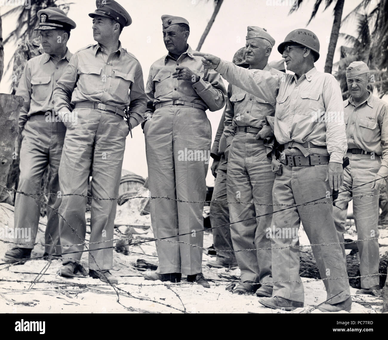Armée de terre, Marine et donnent sur des officiers de marine à Tarawa dommages après que l'île a été prise. L À R Le Lieutenant Gen Richardson (pocket) Maj Gen Chas :, SMA Nimitz, le Maj Gen Julian Smith Banque D'Images