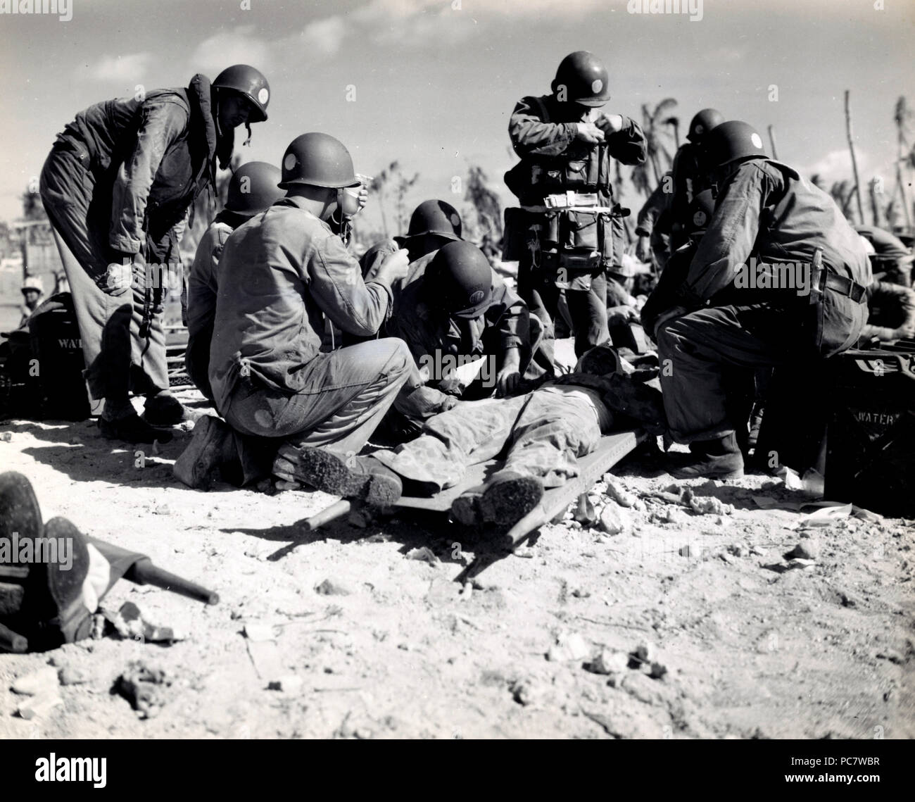 La Seconde Guerre mondiale photo - le plasma sanguin donnée aux marins blessés sur la plage de l'île de Tarawa Banque D'Images