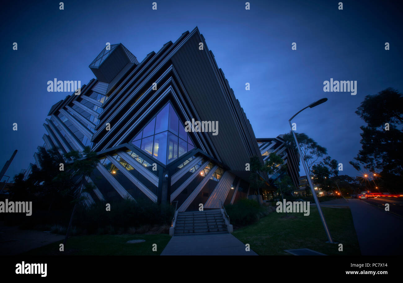 Centre de recherche de nouveaux horizons, l'Université Monash de nuit. Banque D'Images