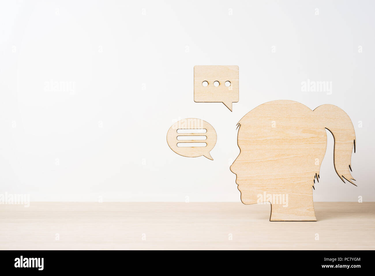 Entreprise et design - concept silhouette fille en bois avec tête en bois sur cadre de dialogue et de bureau fond blanc Banque D'Images