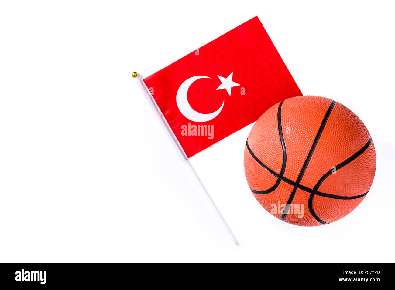 Le basket-ball et la Turquie pavillon isolé sur fond blanc. Vue de dessus.Copyspace Banque D'Images