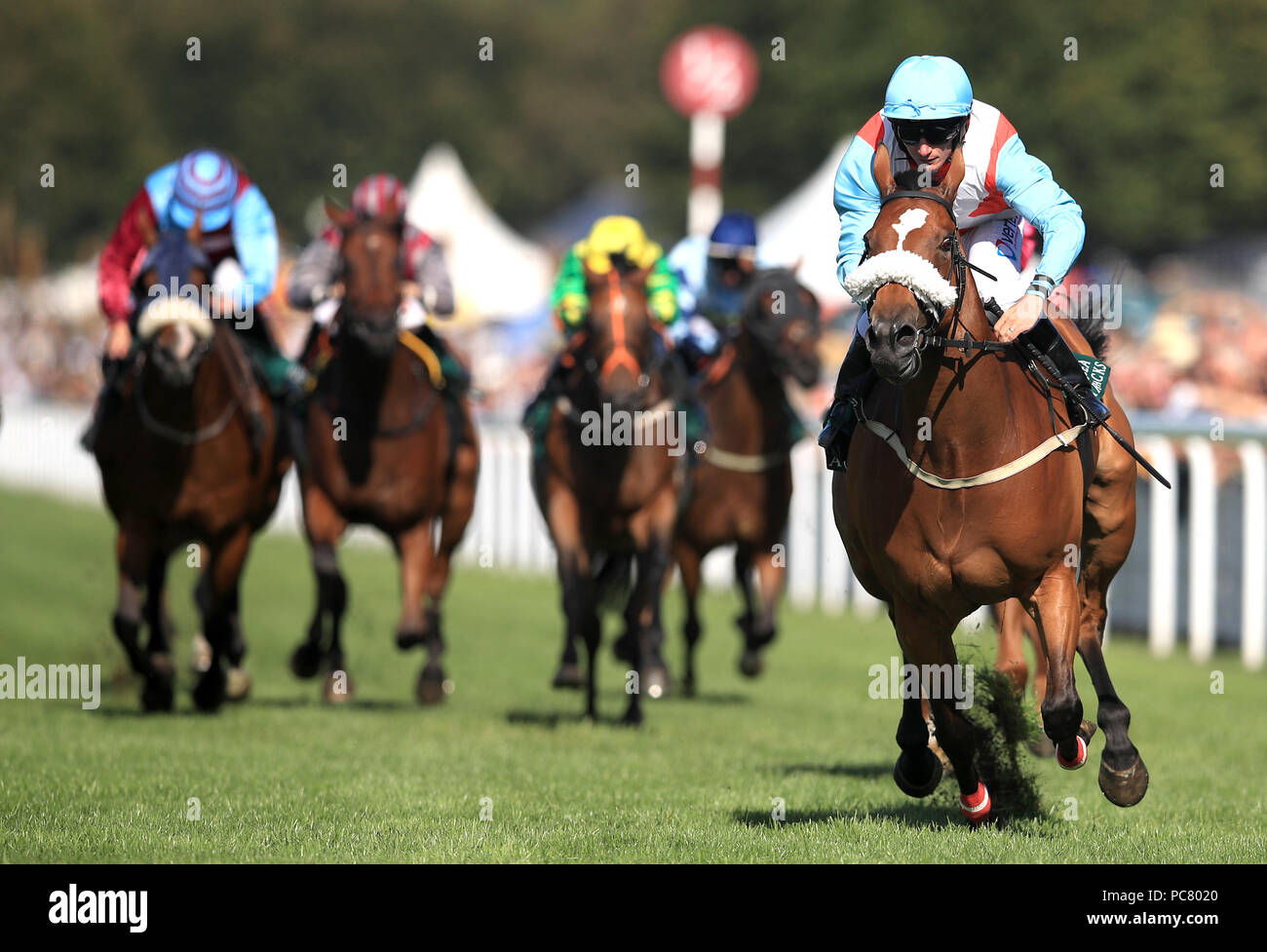 Sous les couvertures monté par Jockey Patrick McDonald (à droite) s'allume pour gagner le Chelsea Barracks Handicap au cours de la première journée du Festival Goodwood Qatar à Goodwood Hippodrome, Chichester. Banque D'Images