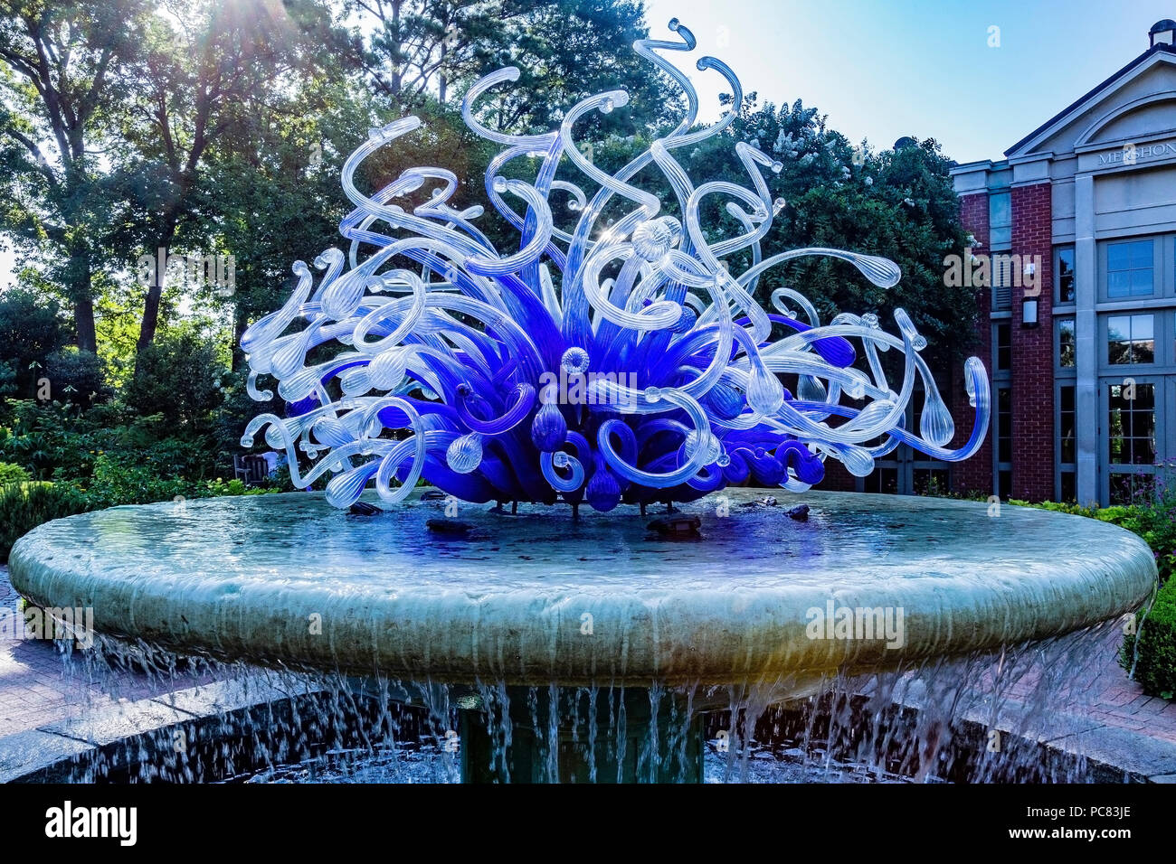 L'installation de la fontaine Parterre de Dale Chihuly est une sculpture unique en son genre en bleu et blanc qui interprète les formes et les couleurs de l'eau, de la glace et du ciel. Banque D'Images