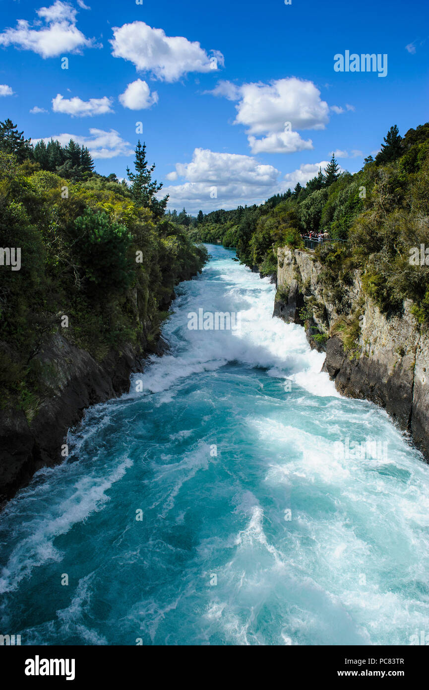 Gouffre étroit menant à l'Huka falls sur la rivière Waikato, Taupo, île du Nord, Nouvelle-Zélande Banque D'Images