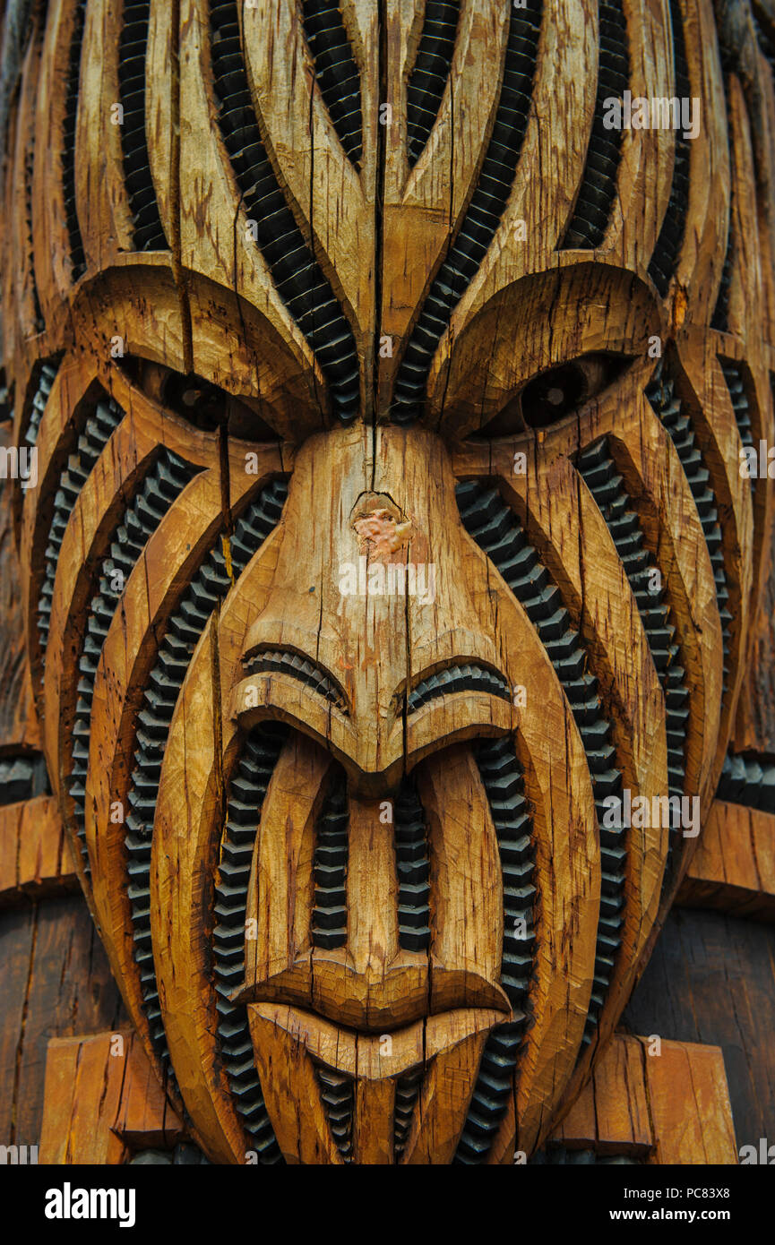 Masque sculpté en bois traditionnel dans le centre culturel maori Te Puia, Roturura, île du Nord, Nouvelle-Zélande Banque D'Images