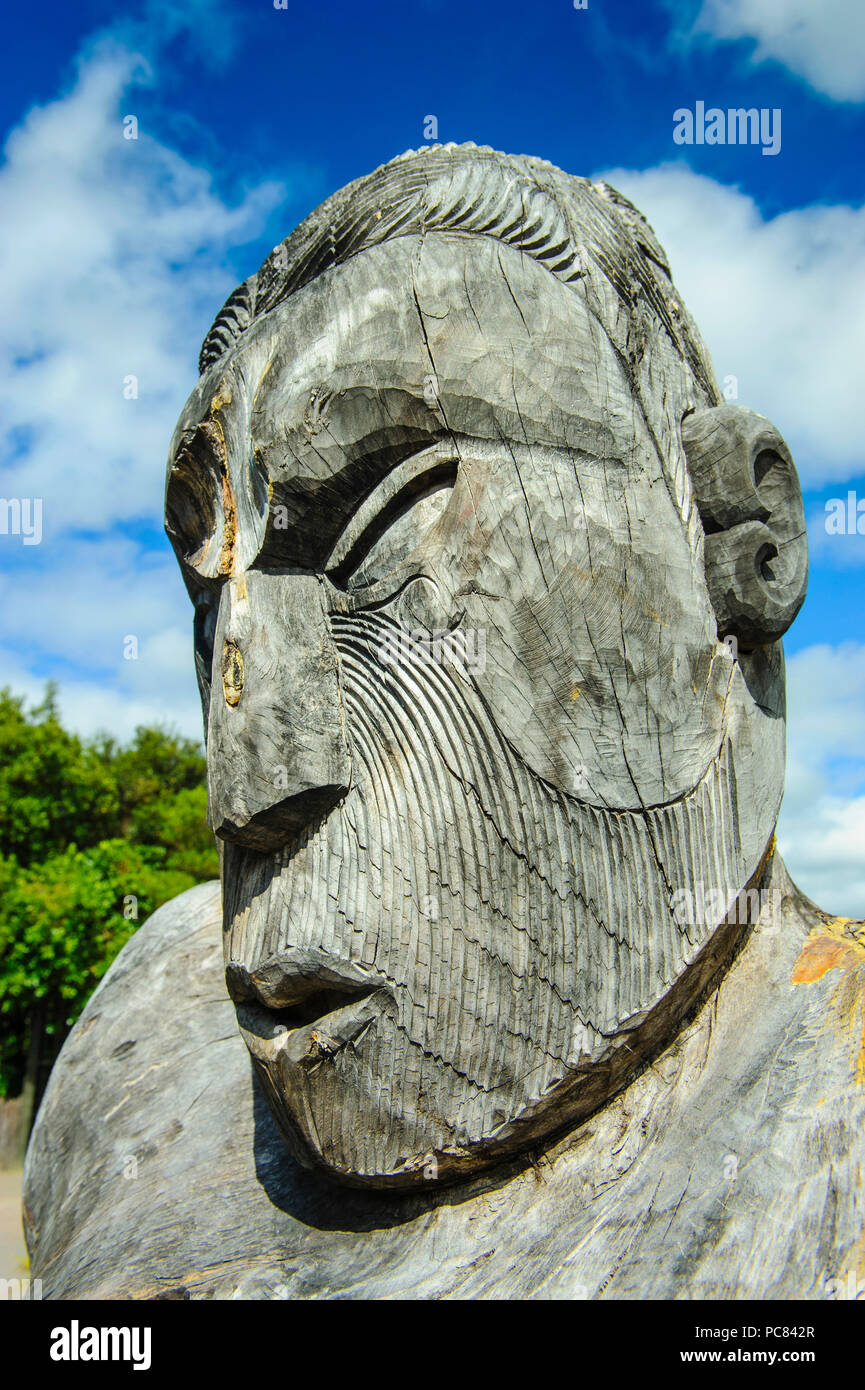 Masque sculpté en bois traditionnel dans le centre culturel maori Te Puia, Roturura, île du Nord, Nouvelle-Zélande Banque D'Images