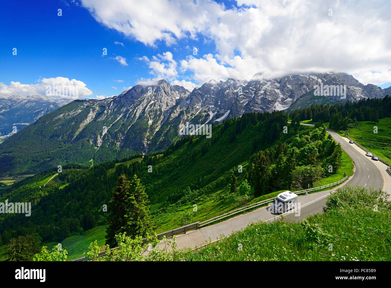 Motor home sur la route à péage Rossfeld vue panoramique avec vue sur le Hohe Ambient Göll, Berchtesgaden-campagne, Haute-Bavière, Bavière Banque D'Images
