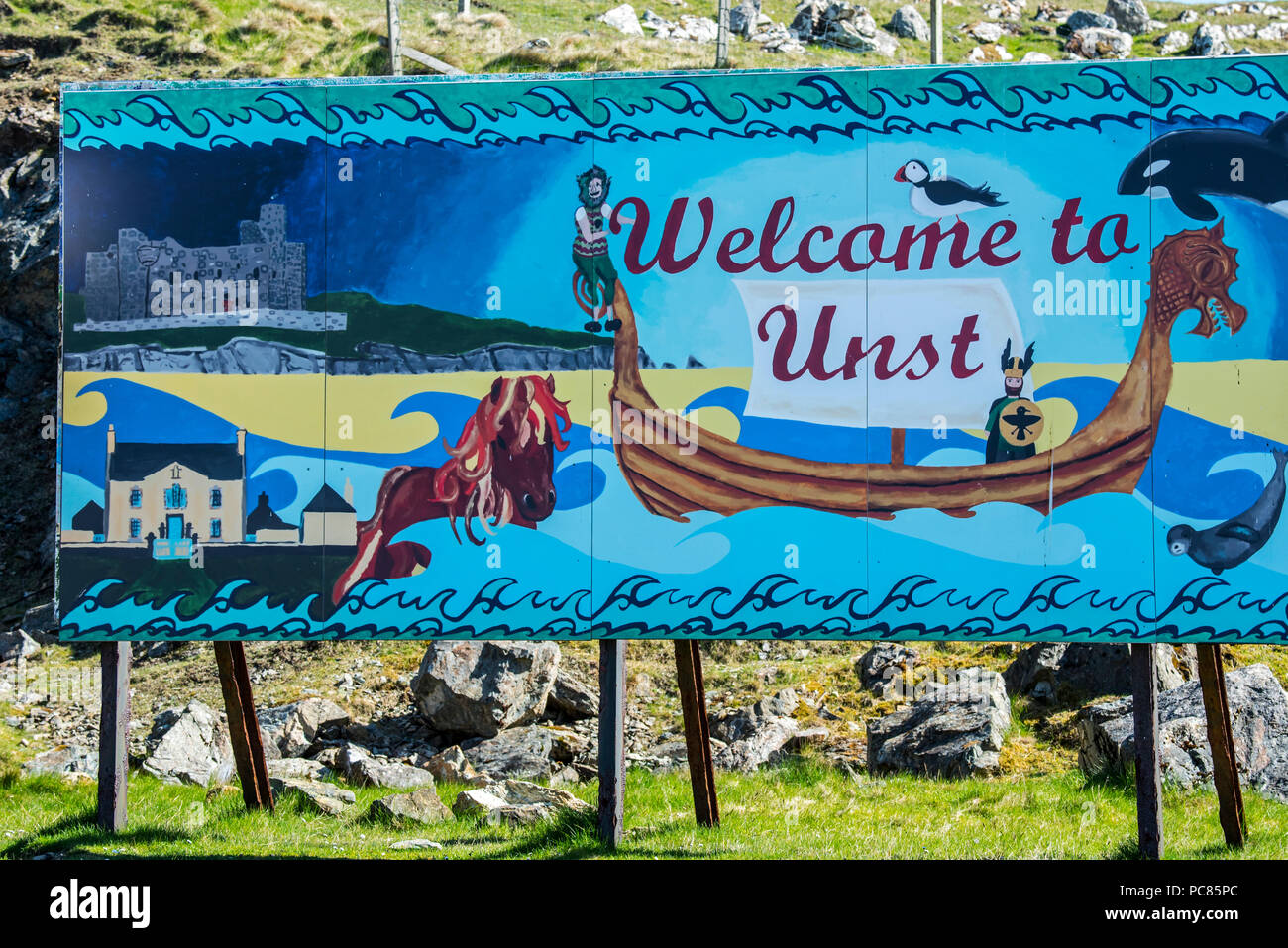 Bienvenue au conseil d'Unst colorés peints par des enfants des écoles locales à Belmont sur l'île de Unst, Shetland, Scotland, UK Banque D'Images