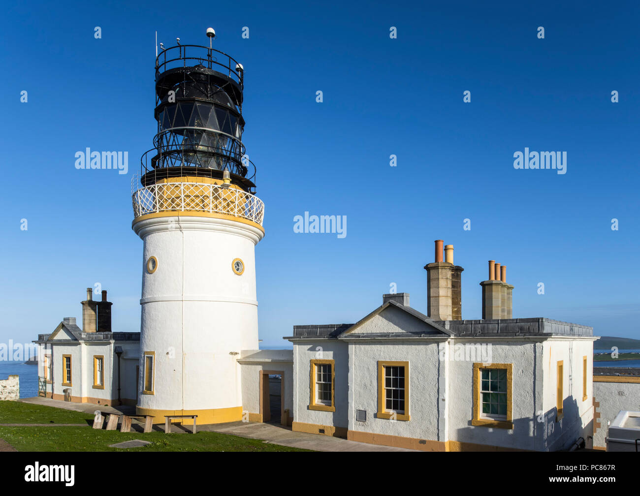 Tête' établissement"Sumburgh phare, construit par Robert Stevenson, à l'extrémité sud de la partie continentale du Shetland, Écosse, Royaume-Uni Banque D'Images