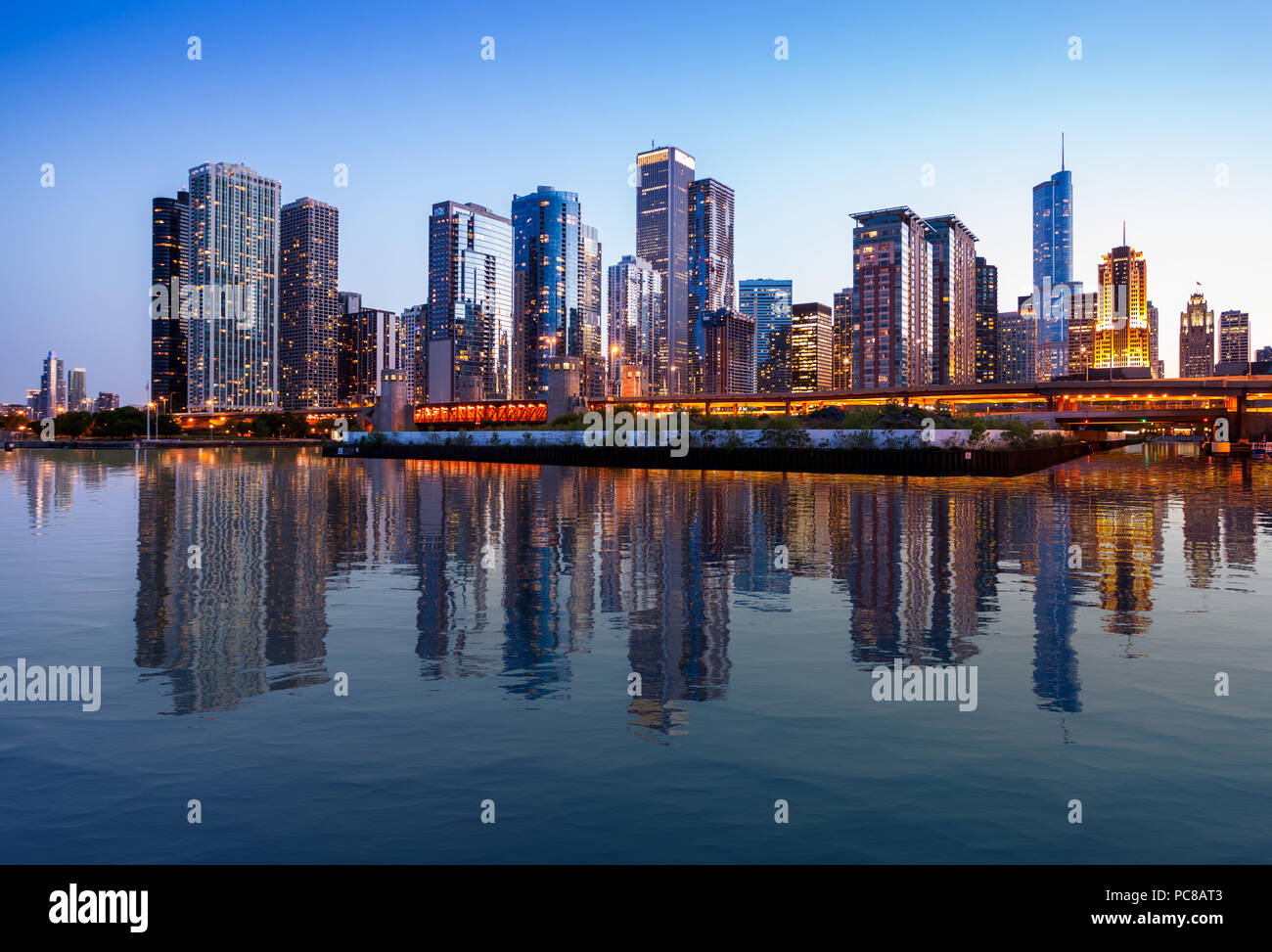 Chicago Skyline at sunset de Navy Pier Banque D'Images