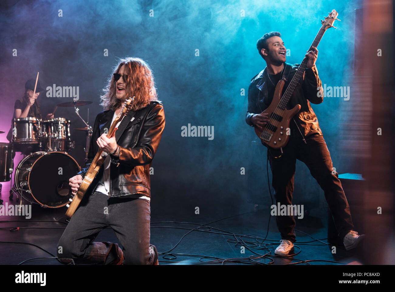 Les joueurs de guitare électrique avec rock and roll groupe jouant de la  musique hard rock sur scène Photo Stock - Alamy