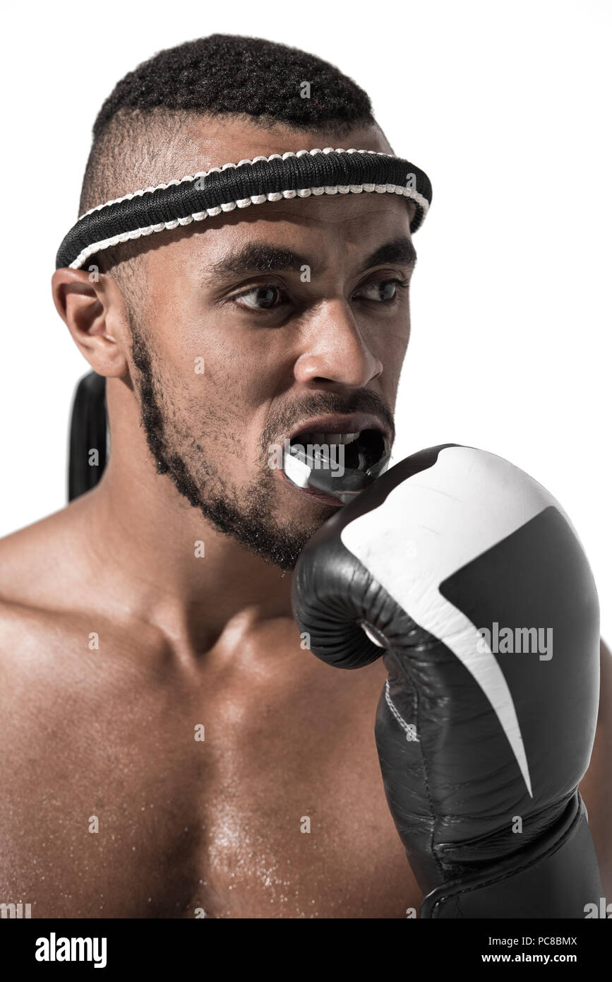 Portrait de muay thai fighter protège dents fixation isolated on white Banque D'Images