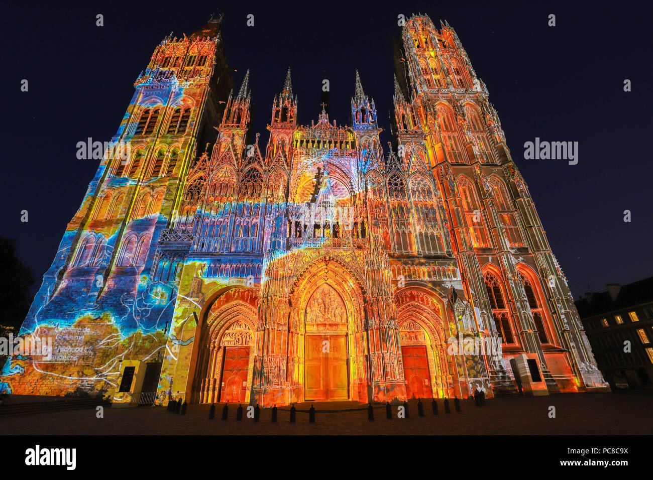 ROUEN, FRANCE - JUILLET 15,2018 : Lumière sur la cathédrale de Notre Dame dans la ville de Rouen, capitale de la Haute-Normandie. Banque D'Images