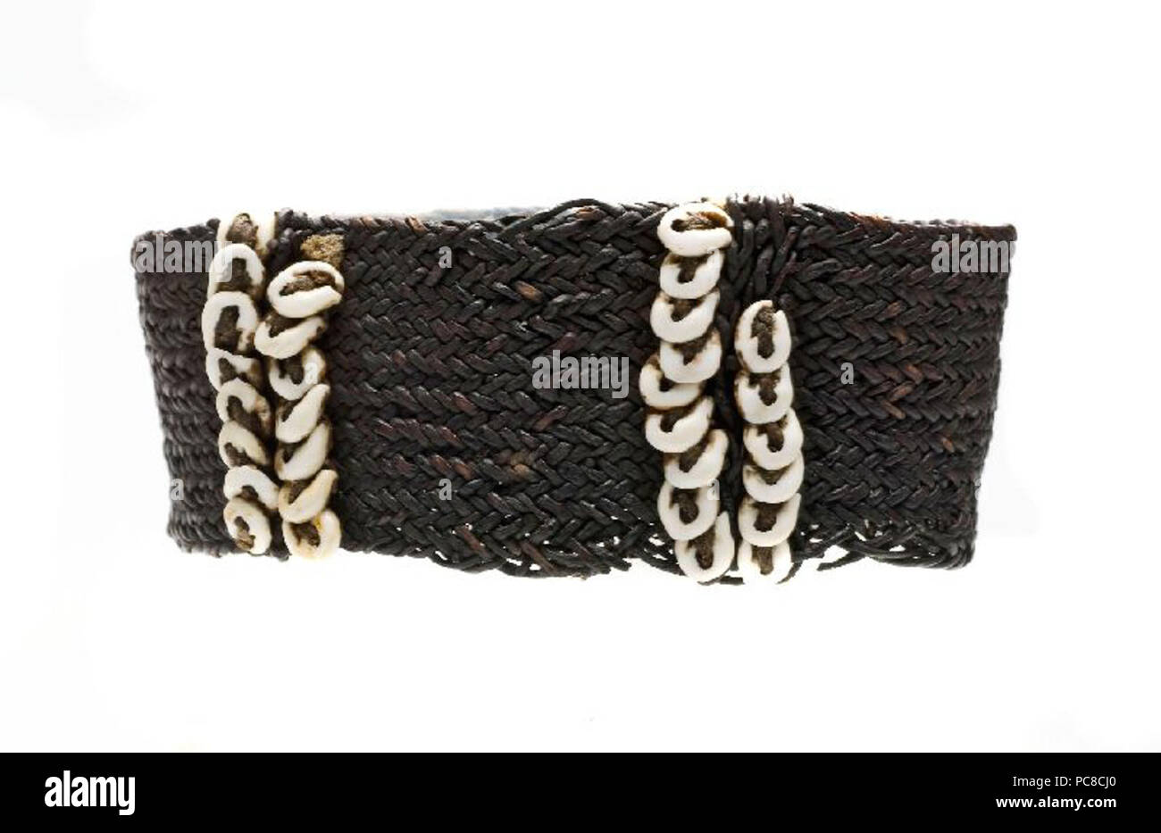 Brassard 64 van gevlochten nassaschelpjes mycélium rencontré - Collectie stichting Nationaal Museum van Wereldculturen - TM-A-163 Banque D'Images