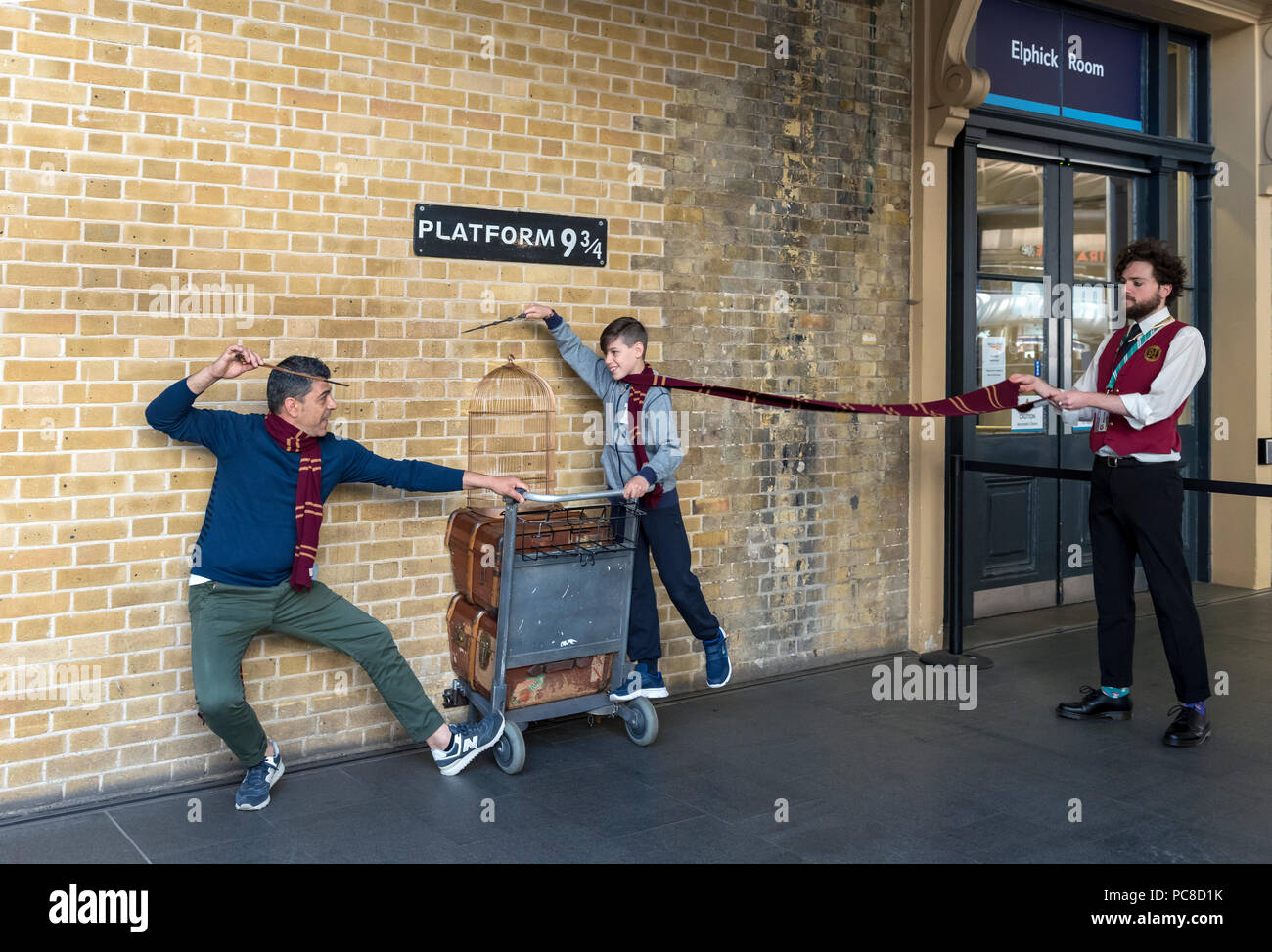 Les touristes à la plate-forme 9¾, London King's Cross Station, England, UK Banque D'Images