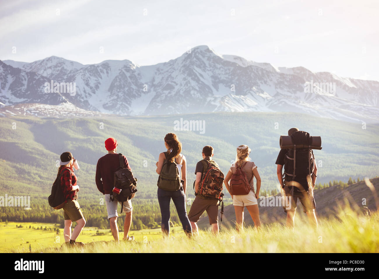 Groupe de touristes s'élève contre mountain Banque D'Images