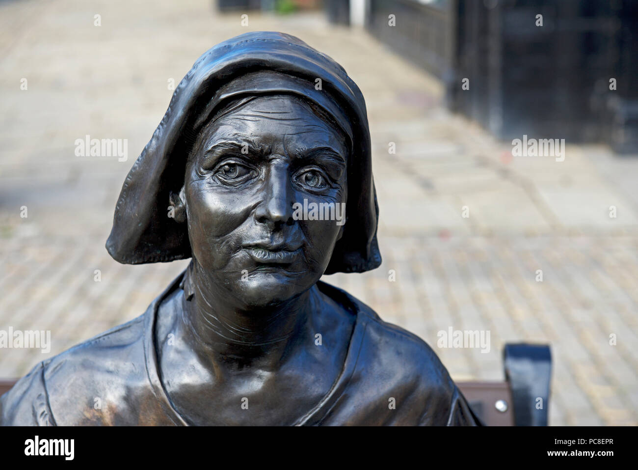 Sculpture en bronze de Mother Shipton, Knaresborough, North Yorkshire, England UK Banque D'Images