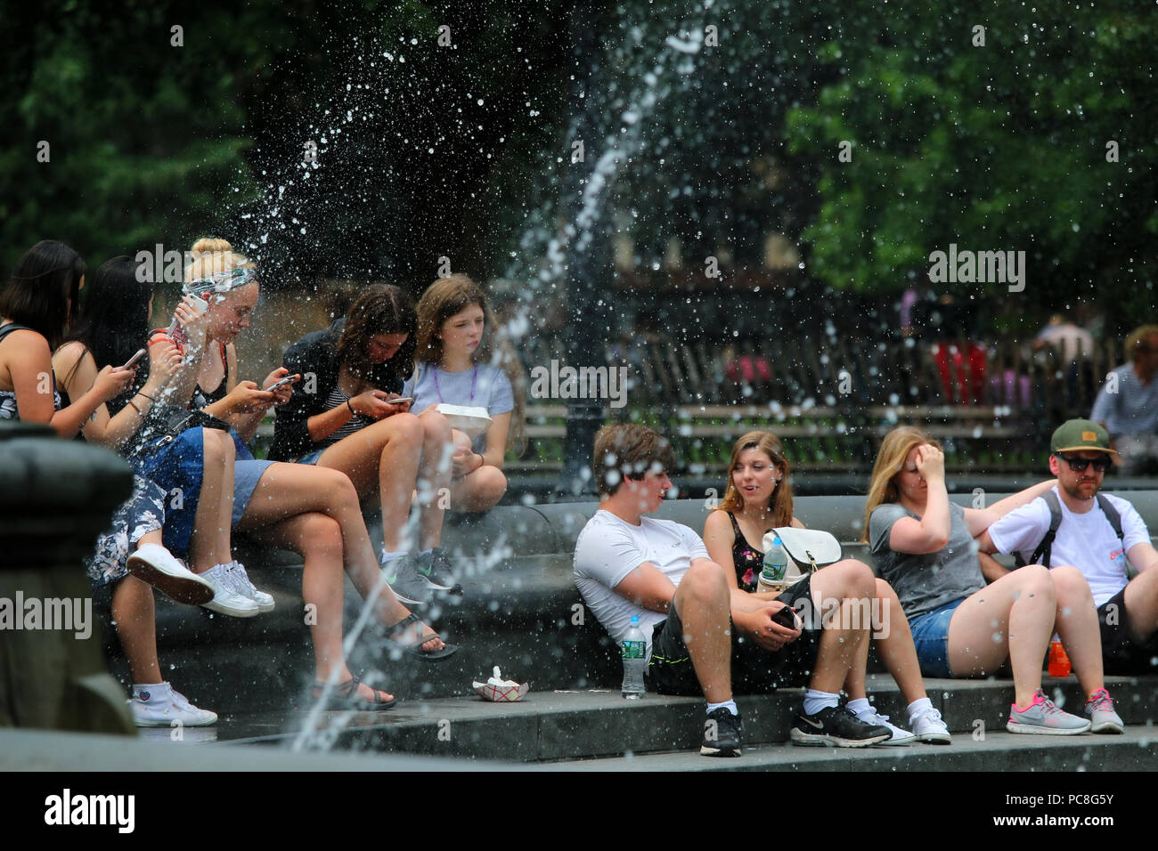 NEW YORK, NY - 10 juillet : un passage sur une chaude journée d'été à Washington Square Park à Manhattan le 10 juillet 2017 à New York, USA. Banque D'Images