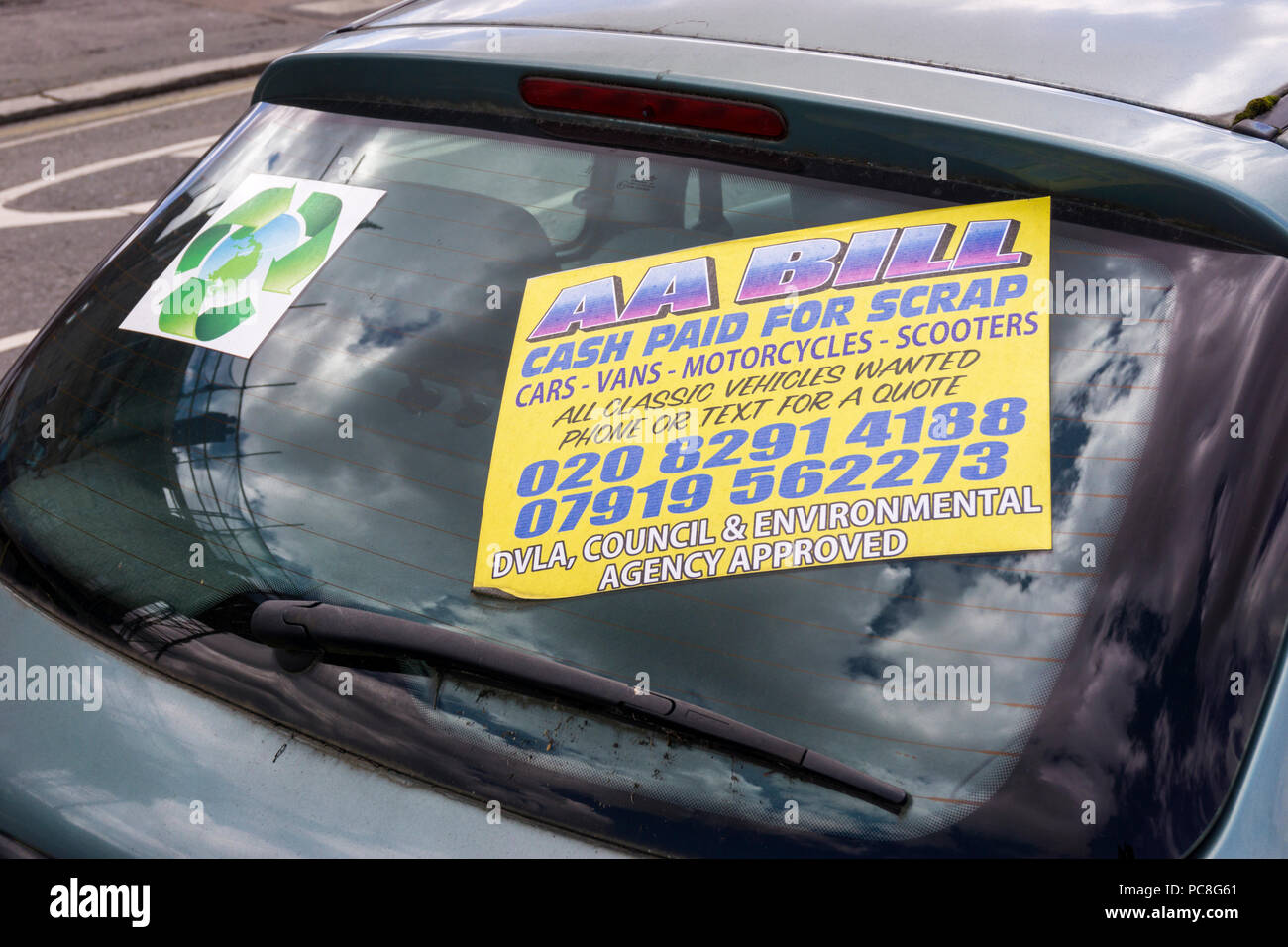 Un panneau dans la fenêtre d'une voiture dans le sud de Londres propose de payer en espèces pour les carcasses de voitures, camionnettes, motos et scooters. Banque D'Images