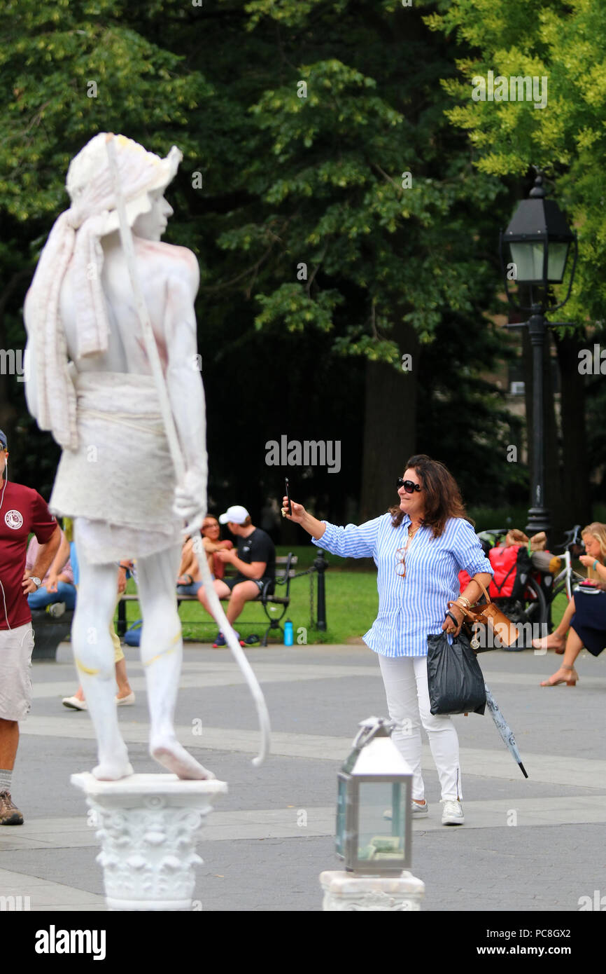 NEW YORK, NY - 10 juillet : sur selfies une chaude journée d'été à Washington Square Park à Manhattan le 10 juillet 2017 à New York, USA. Banque D'Images