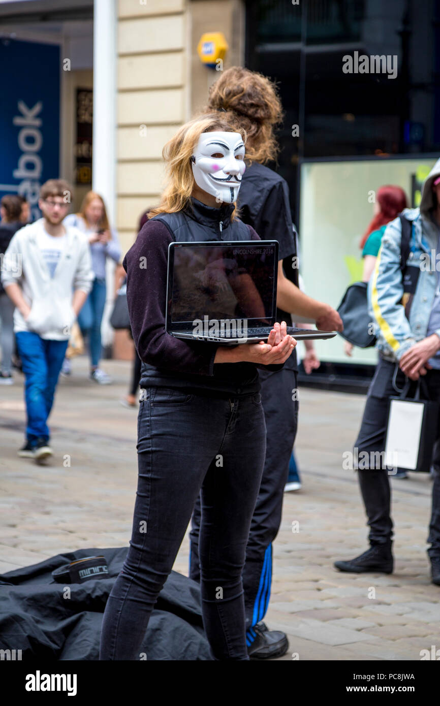 2 juin 2018 Manchester, UK - anonyme portant des masques qui protestent contre la cruauté envers les animaux dans l'industrie alimentaire Banque D'Images