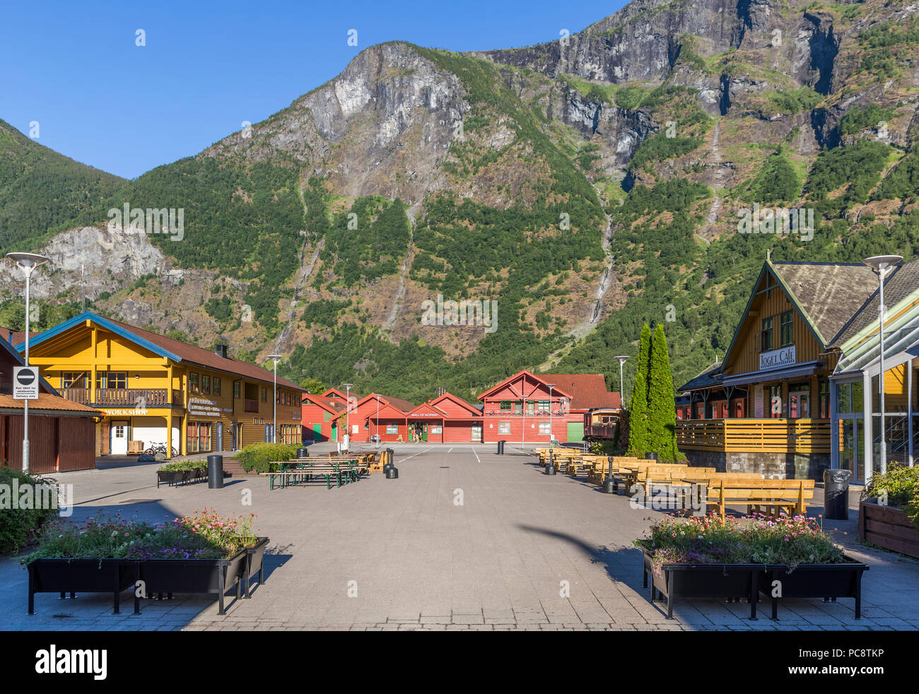 Les bâtiments en bois coloré dans le village de Flam Norvège Banque D'Images