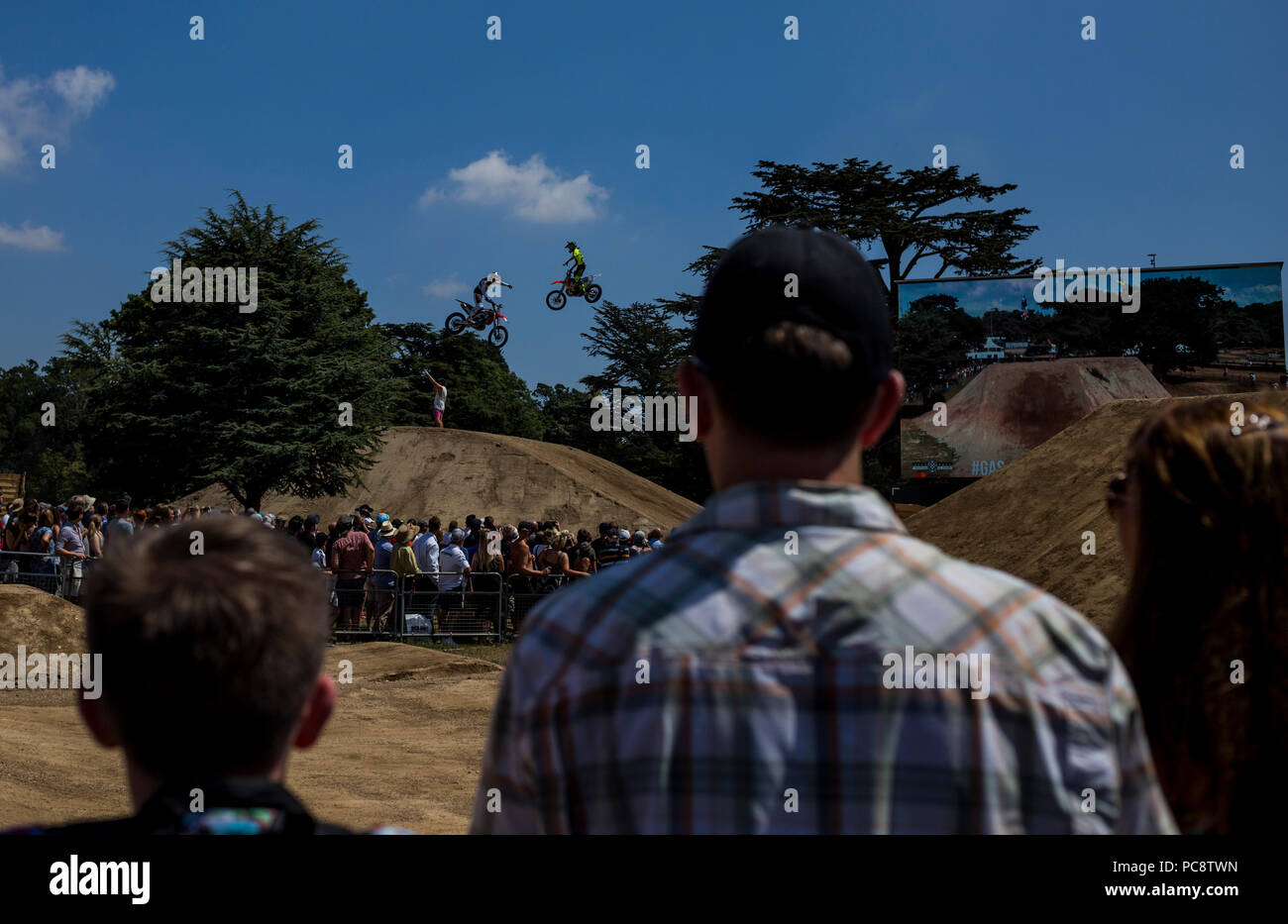 Les coureurs de motocross de sauter une rampe à la Goodwood Festival of Speed 2018. Banque D'Images