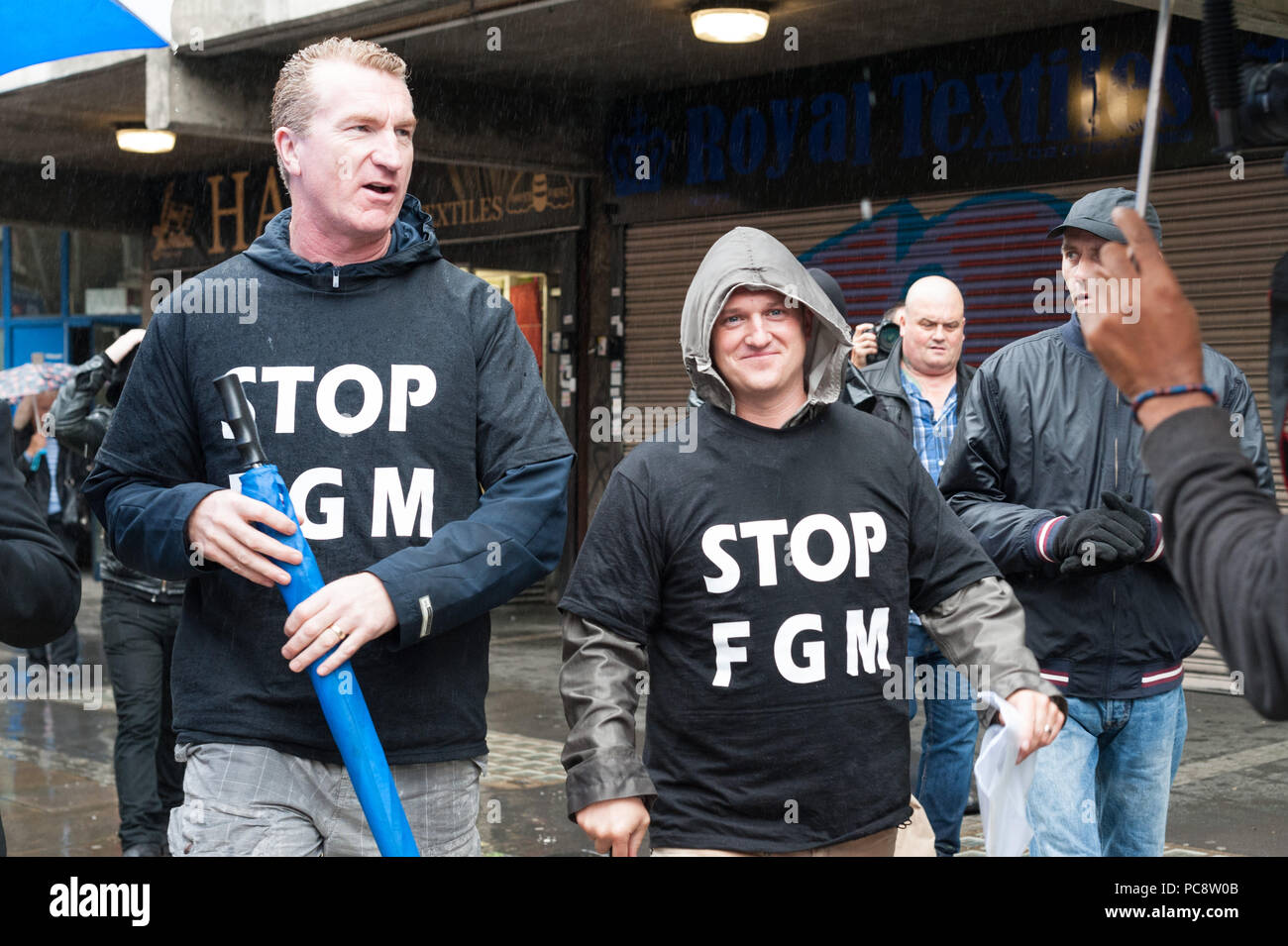 Tommy Robinson & Kevin Carroll a commencé une série proposée de la charité promenades autour du périmètre de l'Arrondissement de Tower Hamlets à Londres pour recueillir des fonds pour le Banque D'Images