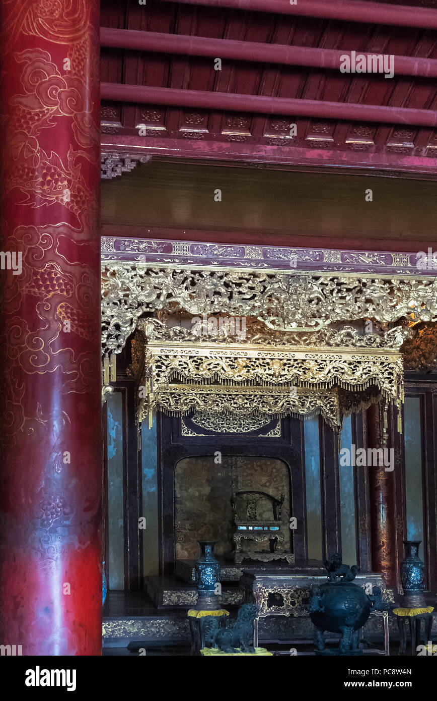 Discours du trône de l'empereur, le Palais Thai Hoa intérieur, Palais Impérial, Hue, Viet Nam Banque D'Images