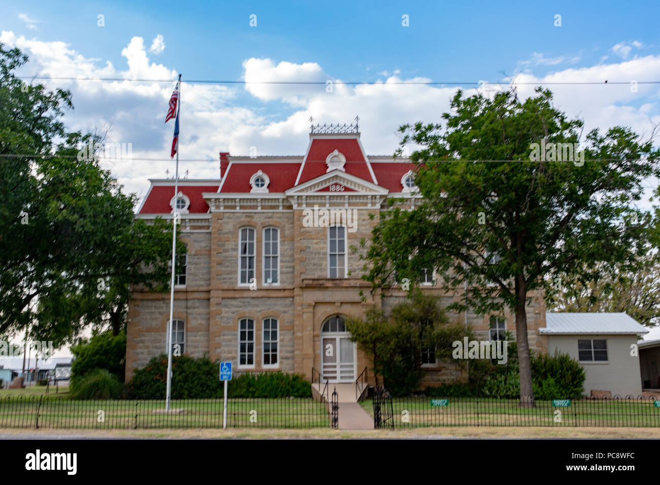 L'historique 1886 Concho County Courthouse situé dans la région de Paint Rock, Texas Banque D'Images