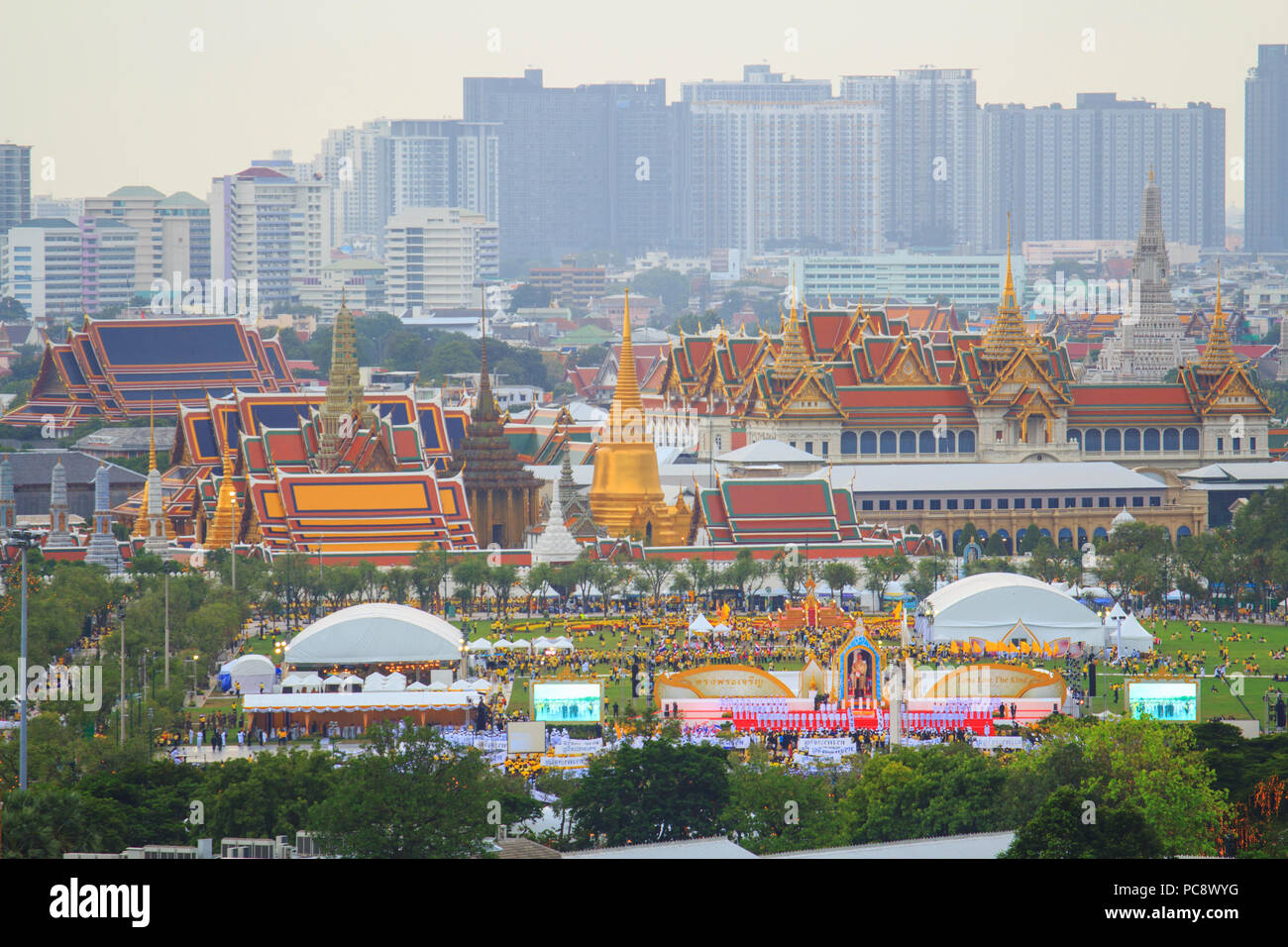 Bangkok , Thaïlande - 28 juil 2018 : Sa Majesté le Roi Maha Vajiralongkorn Bodindradebayavarangkun Célébration de l'anniversaire à Sanamluang et Wat Phra Keaw Banque D'Images