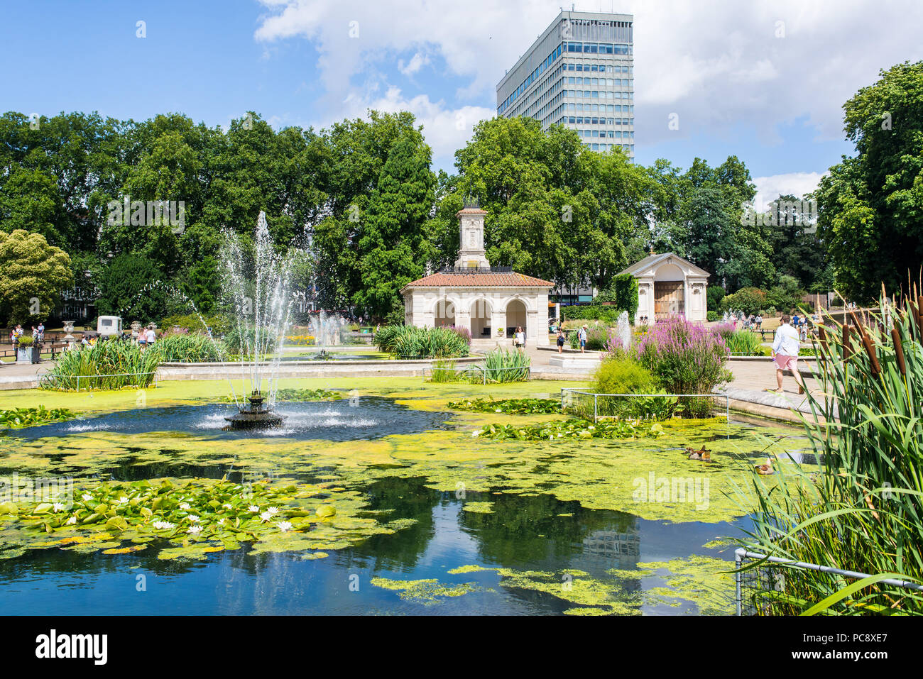 Kensington Gardens, des Jardins Italiens avec les gens profiter de la chaleur de l'été. Un jardin d'eau d'ornement sur le côté nord de Hyde Park, près de Banque D'Images