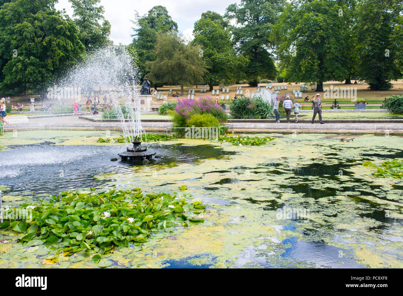 Kensington Gardens, des Jardins Italiens avec les gens profiter de la chaleur de l'été. Un jardin d'eau d'ornement sur le côté nord de Hyde Park, près de Banque D'Images