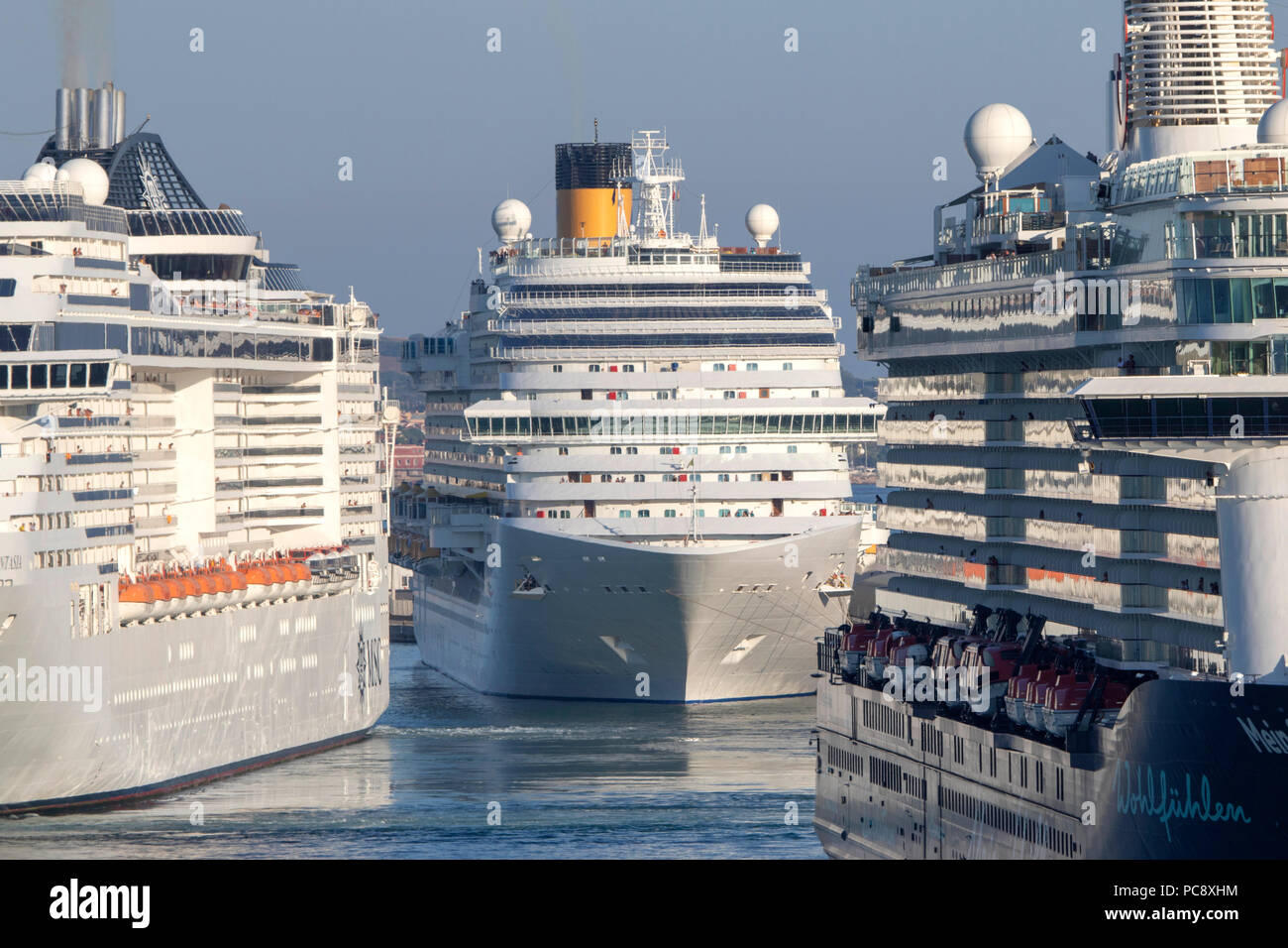 Bateau de croisière MSC Fantasia administré par MSC Cruises, Mein Schiff 6 bateau de croisière appartenant à TUI Cruises et Costa Diadema tous les 3 vu à Civitavecchia en Italie Banque D'Images