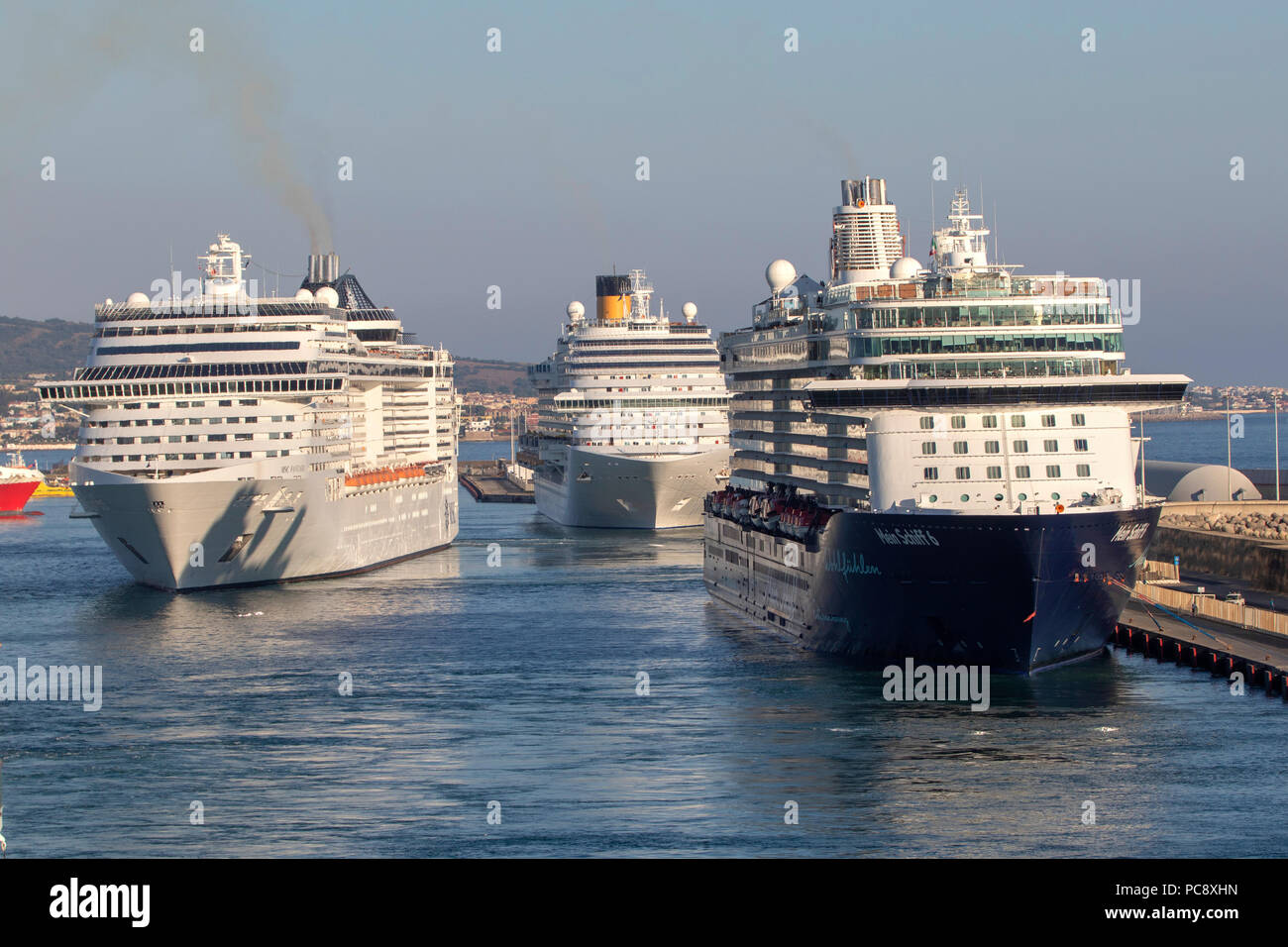 Bateau de croisière MSC Fantasia administré par MSC Cruises, Mein Schiff 6 bateau de croisière appartenant à TUI Cruises et Costa Diadema tous les 3 vu à Civitavecchia en Italie Banque D'Images