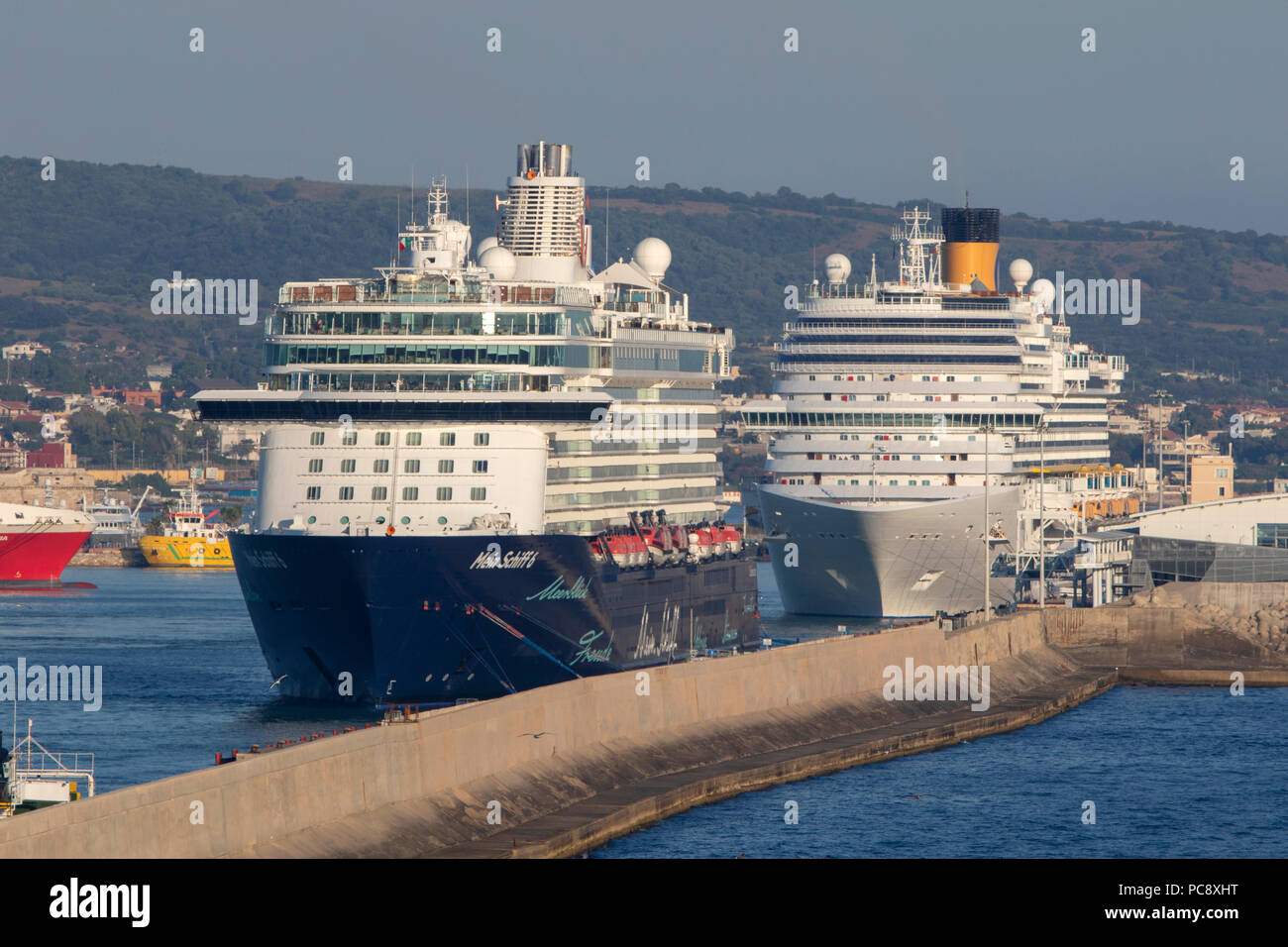 Mein Schiff 6 bateau de croisière appartenant à TUI Cruises et Costa Diadema tant vu à Civitavecchia en Italie Banque D'Images