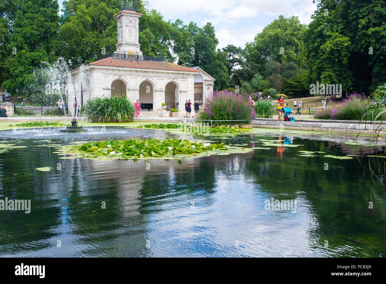 Kensington Gardens, des Jardins Italiens avec les gens profiter de la chaleur de l'été. Un jardin d'eau d'ornement sur le côté nord de Hyde Park, près de Banque D'Images