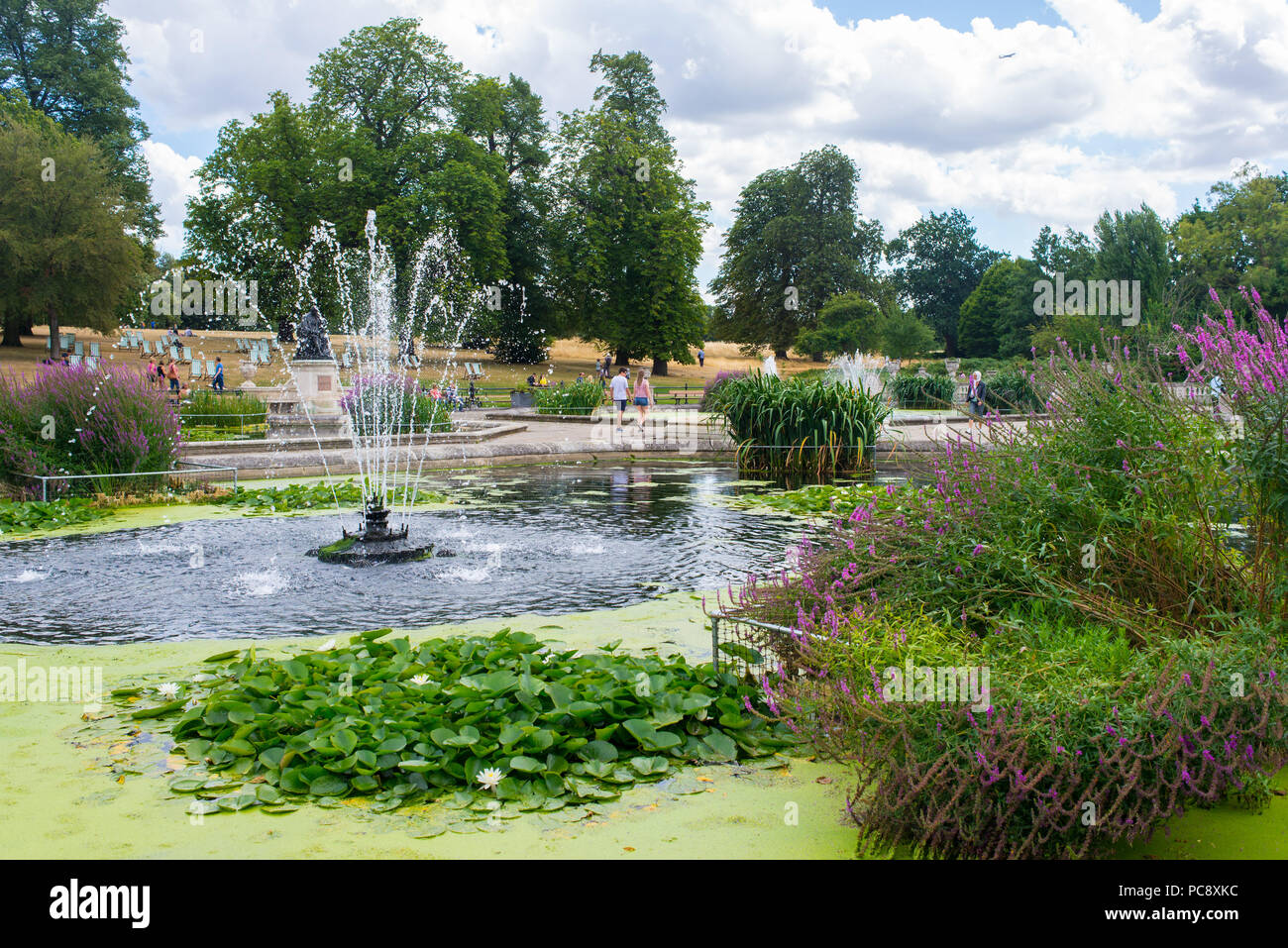 Kensington Gardens, des Jardins Italiens avec les gens profiter de la chaleur de l'été. Un jardin d'eau d'ornement sur le côté nord de Hyde Park, près de Banque D'Images