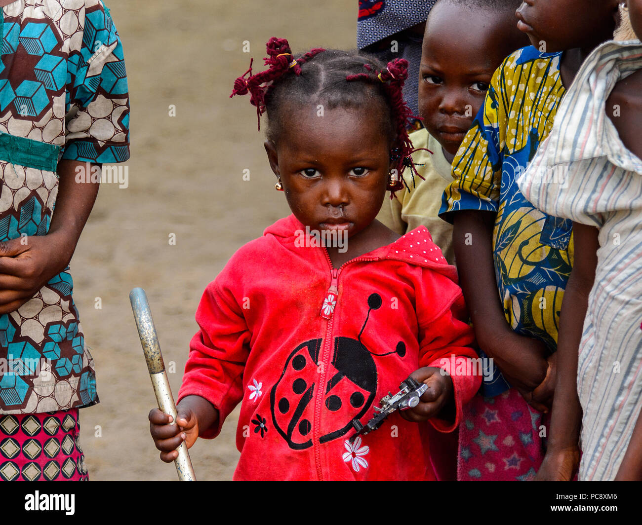 GANVIE, BÉNIN - Jan 11, 2017 : petite fille béninois non identifiés avec un  morceau parapluie dans un village sur le lac Nokwe. Bénin enfants souffrent  de pover Photo Stock - Alamy