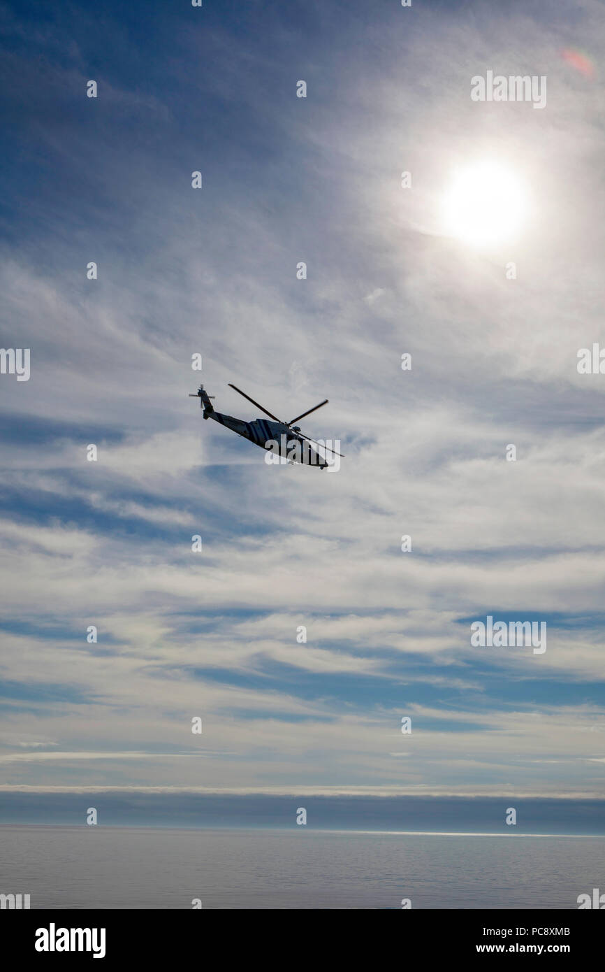 Gardacostas de Galicia Sikorsky S-76C EC-JET hélicoptère volant bas au-dessus de la mer Méditerranée au large de Vigo, Espagne Banque D'Images