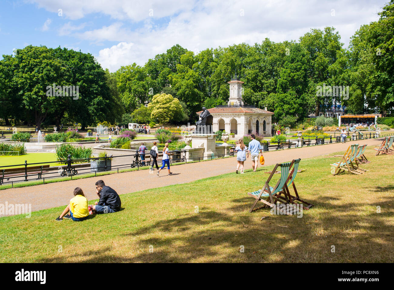 Kensington Gardens, des Jardins Italiens avec les gens profiter de la chaleur de l'été. Un jardin d'eau d'ornement sur le côté nord de Hyde Park, près de Banque D'Images