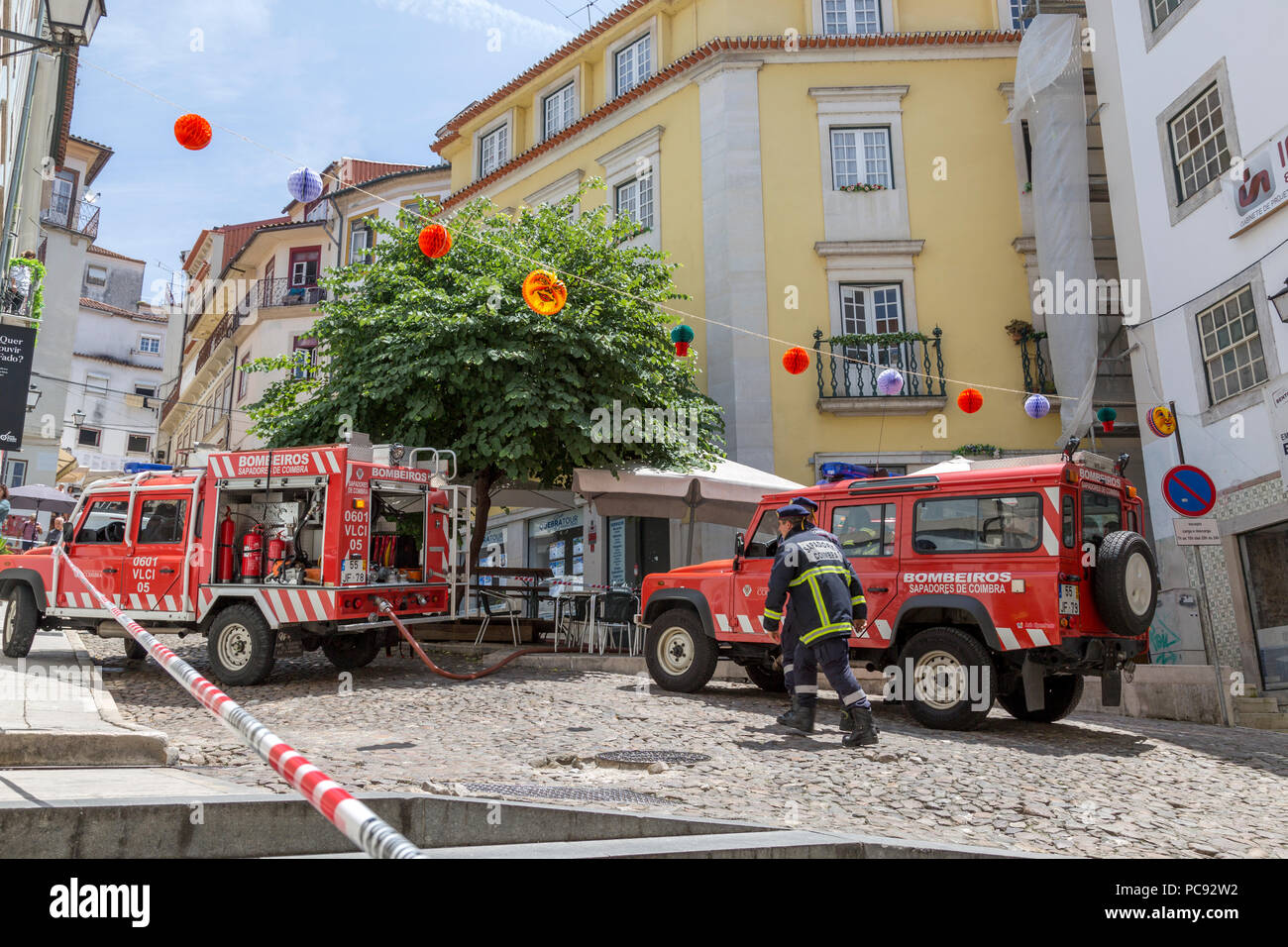 Pompiers sur dutywith du matériel, vérification des capacités, à Coimbra, Portugal voisinage . Banque D'Images