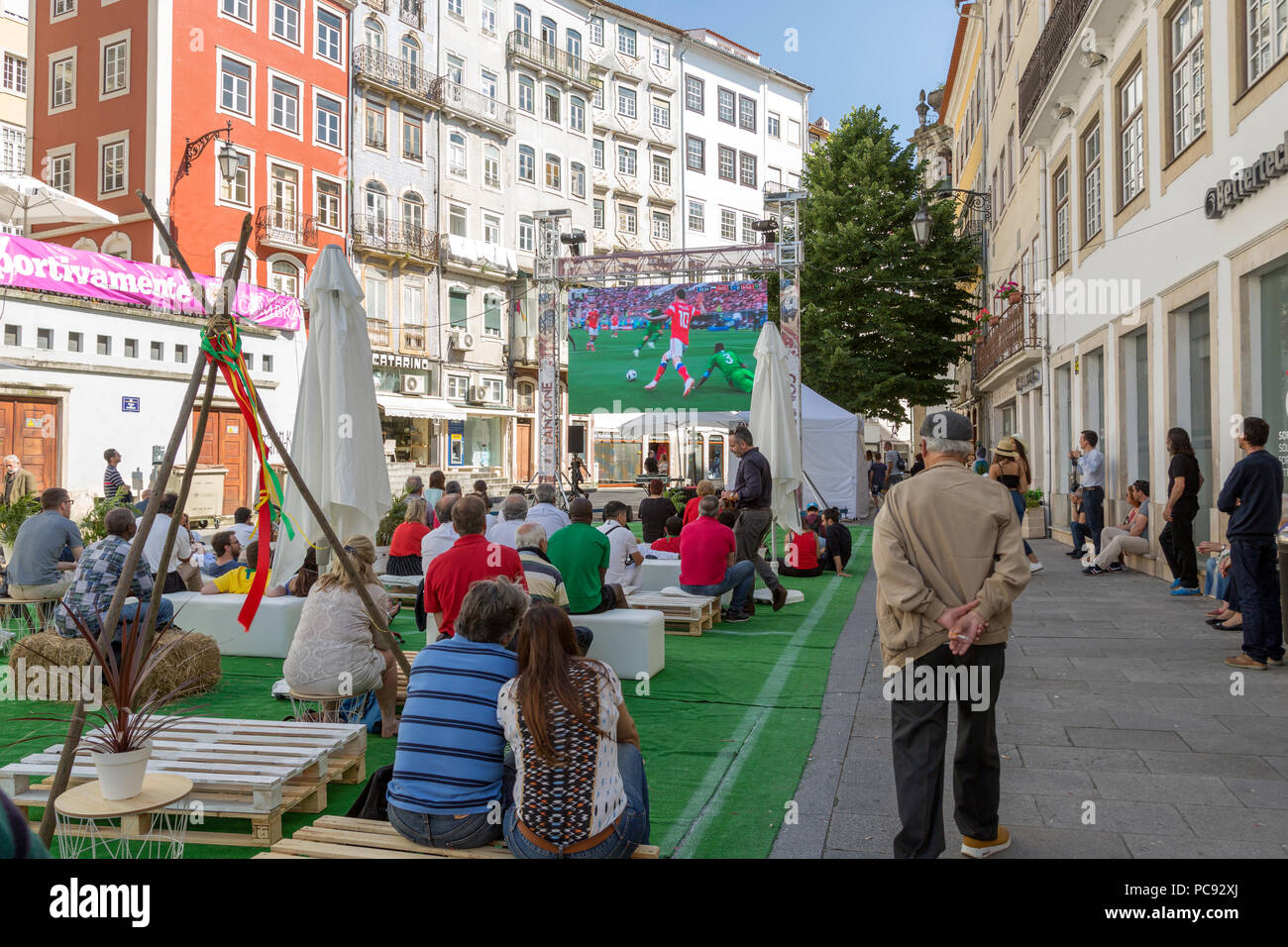 Les amateurs de football regarder match Coupe du Monde 2018 à Coimbra, Portugal. Banque D'Images