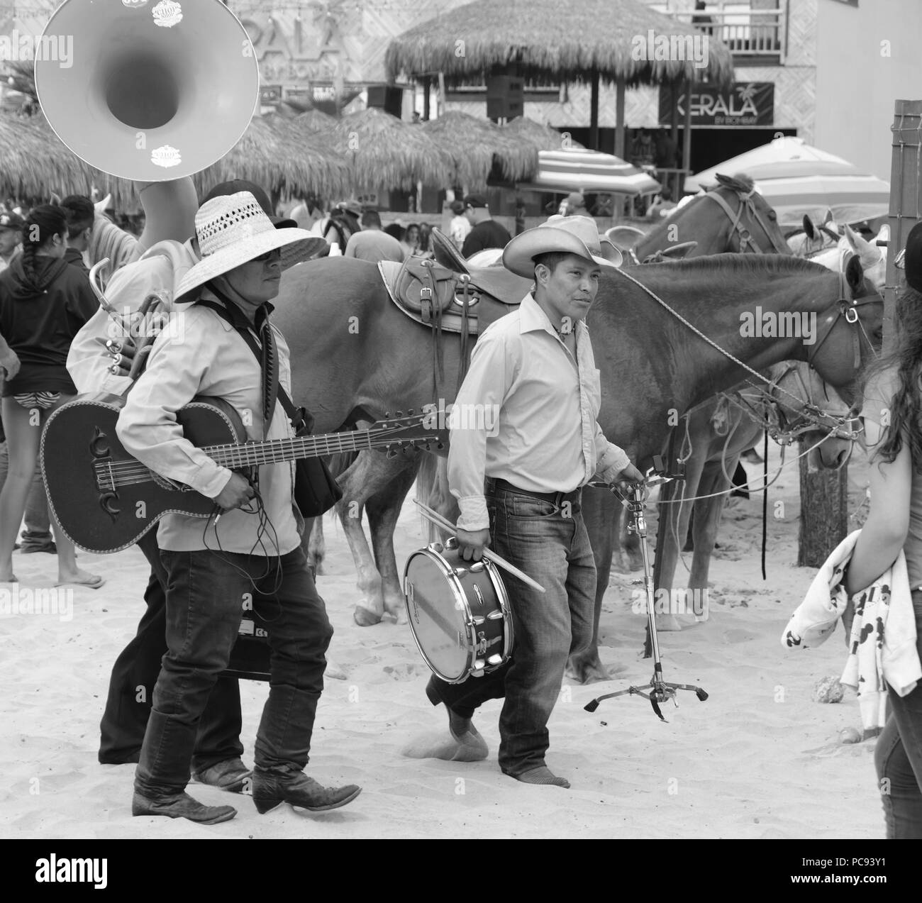 "Les musiciens mexicains norteño location de chercher des clients sur la plage de Rosarito, Baja California, au Mexique. Banque D'Images