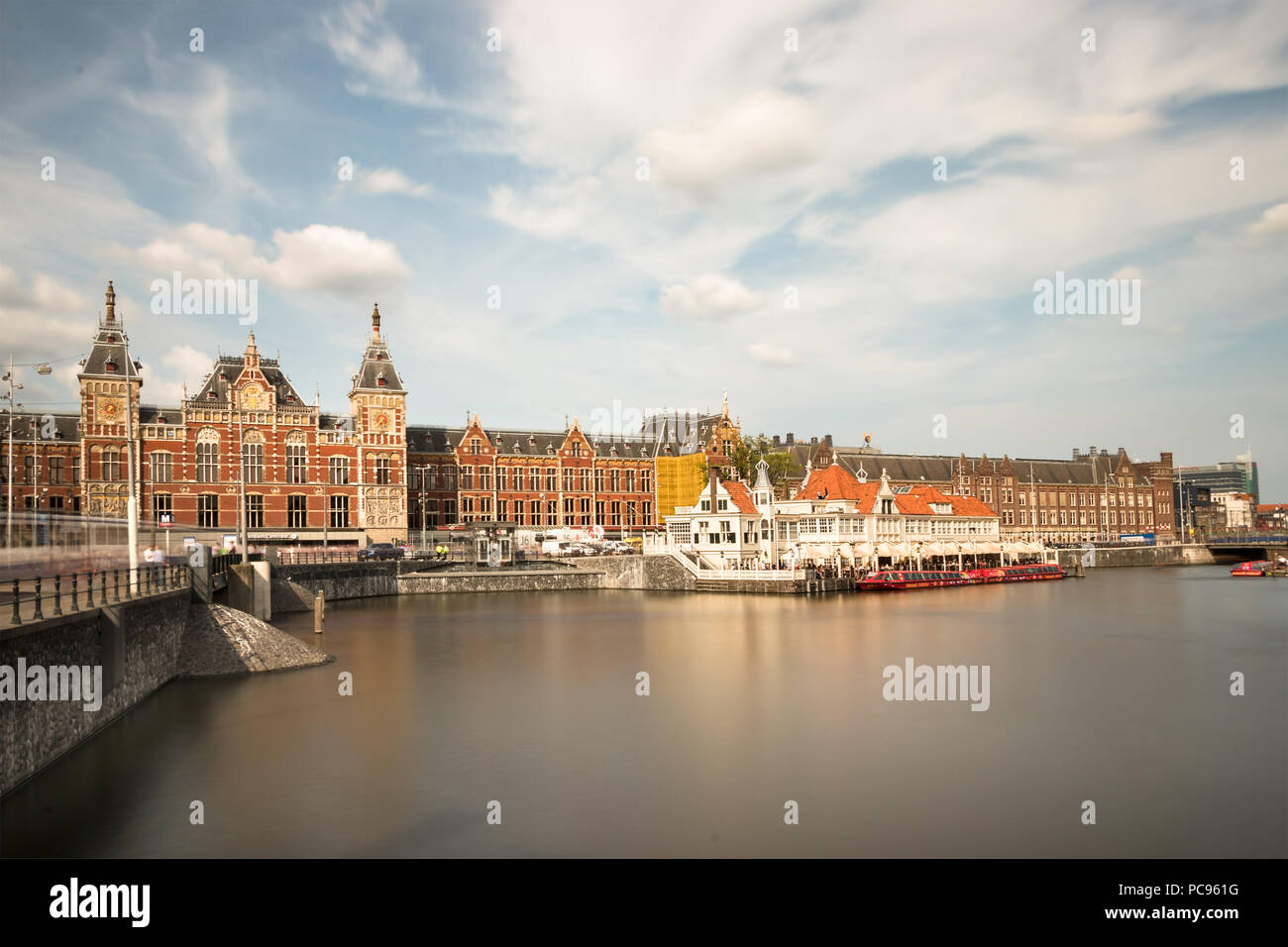 Amsterdam, Pays-Bas - 20 juillet 2018 : vue panoramique de la Gare Centrale d'Amsterdam et le canal Amstel. Banque D'Images