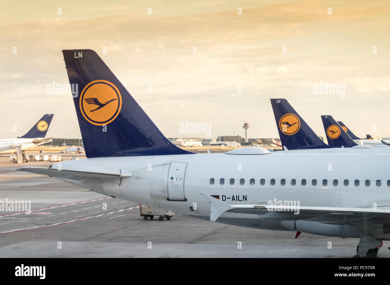 Francfort, Allemagne - Juillet 3th, 2018 : Avis de la queue arrière des ailes d'un groupe de Lufhansa les avions à l'aéroport de Francfort. Banque D'Images