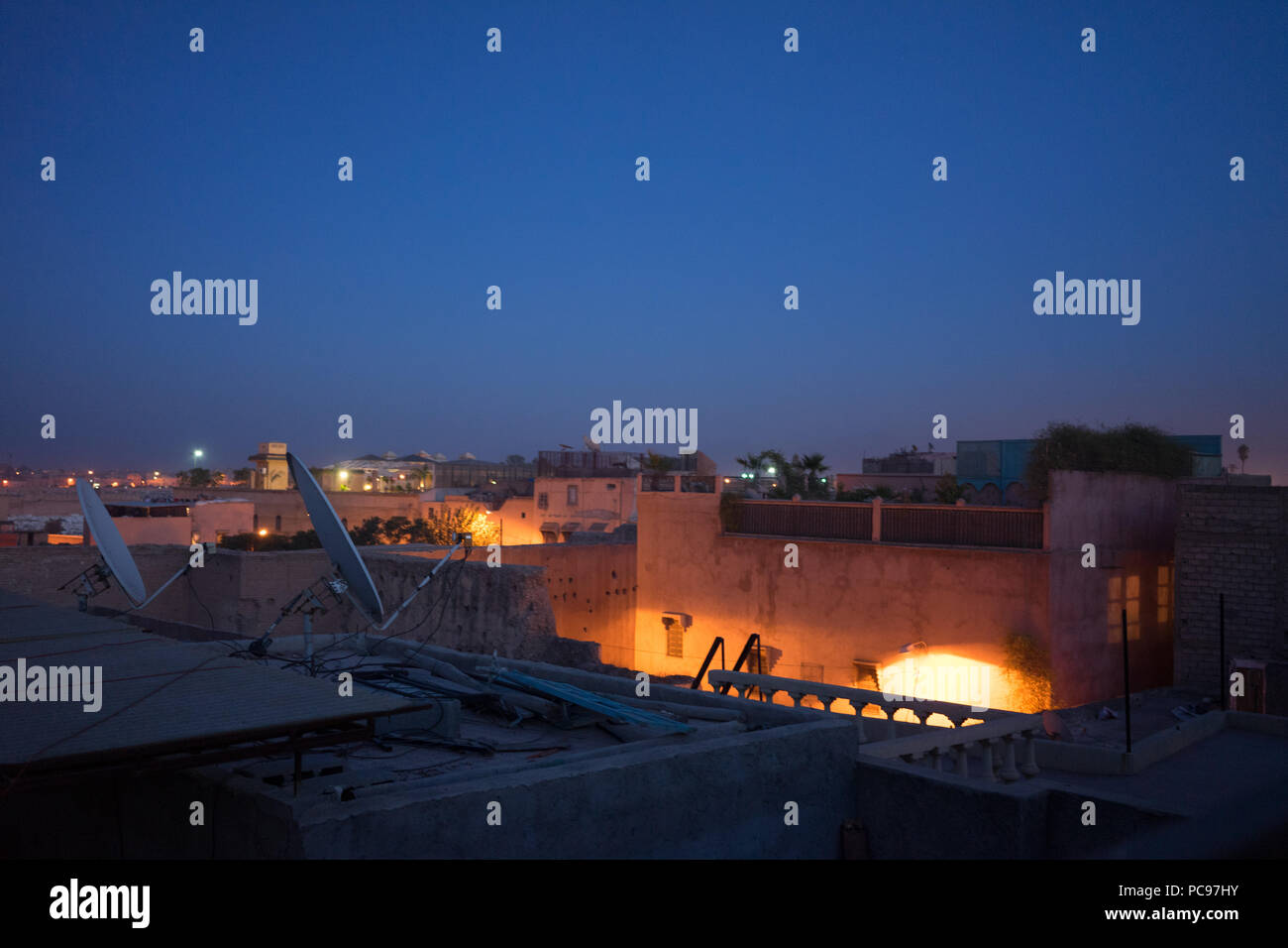 Marrakech by night vu sur le toit du Maroc tourisme voyage Banque D'Images