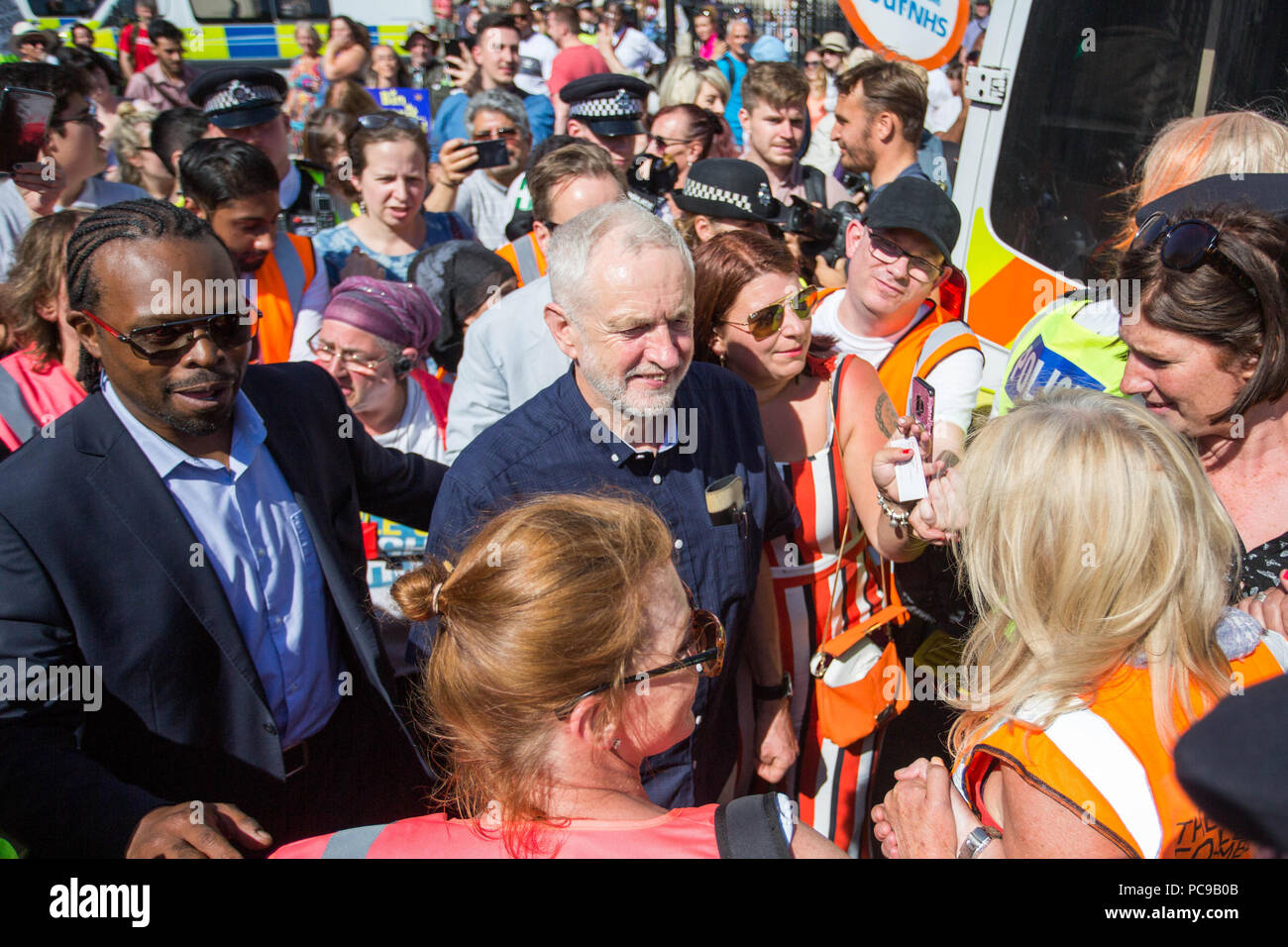 Des dizaines de milliers de personnes Inscrivez-vous une grande manifestation pour marquer le 70e anniversaire du Service national de santé. Avec : Jeremy Corbyn MP Où : London, England, United Kingdom Quand : 30 Juin 2018 Crédit : Wheatley/WENN Banque D'Images